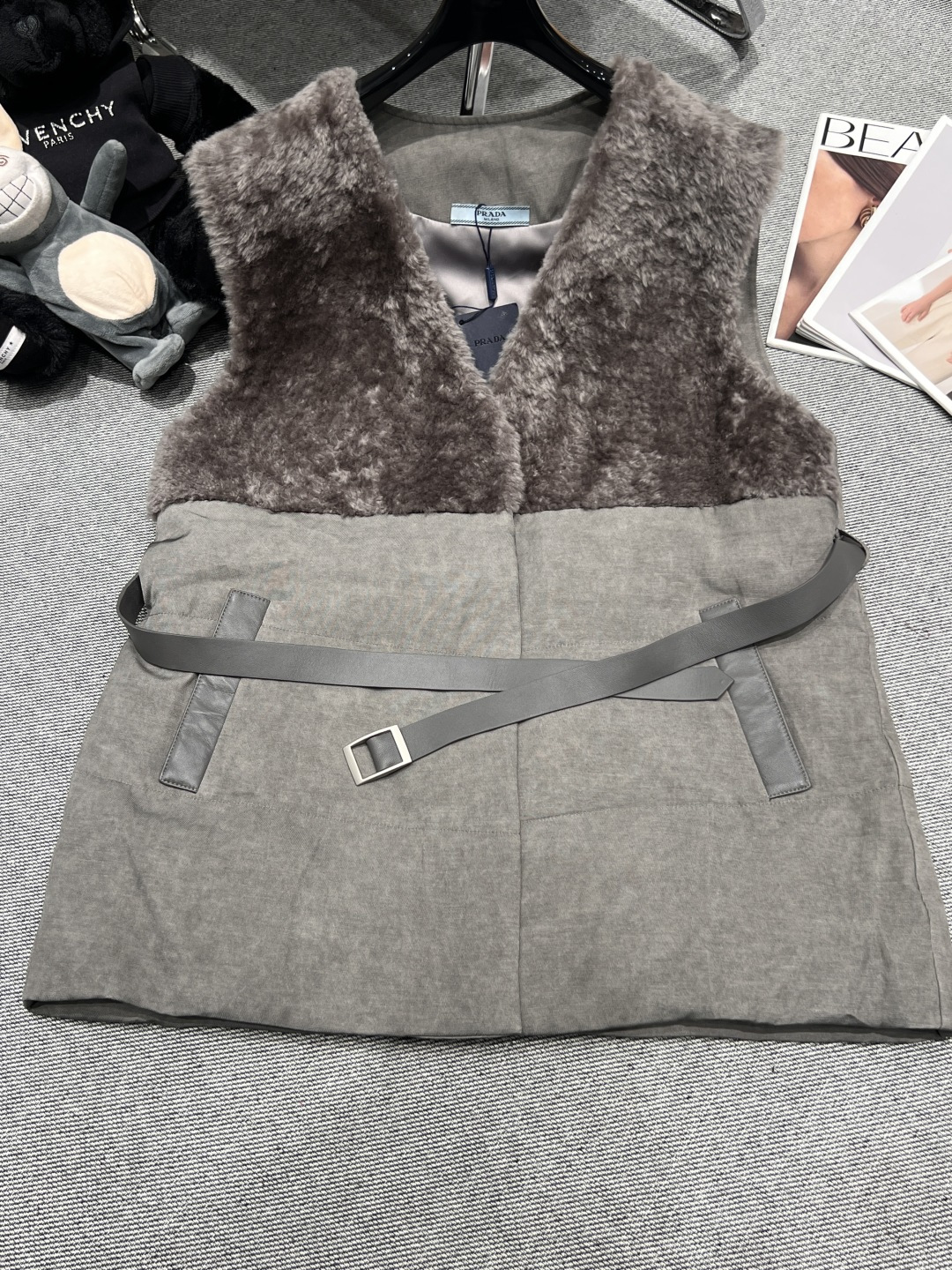 NO:652675,Equipped with dust bag - PRAD* - the new autumn and winter fur integrated vest, made of merino sheepskin imported from Australia, with a belt designed to tighten the waist, super cool and not bloated!  The upper body is super good-looking, SMLXL,, prada, alexander wang19860909配防尘袋——PRAD*——秋冬新款皮毛一体马甲,采用澳洲进口美丽诺羊毛皮,腰带设计巨收腰,超炫酷拒绝臃肿！上身超级好看,SMLXL,,prada,alexander wang,Women's clothing