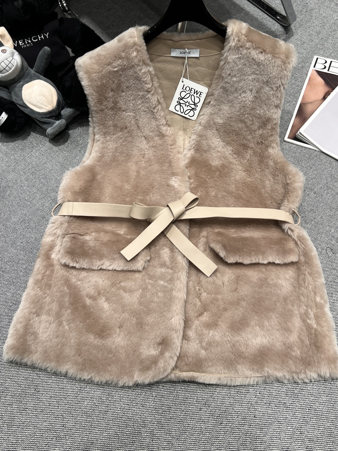 NO:652669,Comes with dust bag - LOEW* - new autumn and winter fur one-piece vest, made of merino sheep fur imported from Australia, belt design for elegant wear, soft and warm, super gentle and beautiful on the upper body, size S - XL,, loewe, sheepskin, alexander wang19860909配防尘袋 ——LOEW*——秋冬新款皮毛一体马甲,采用澳洲进口美丽奴羊皮毛,腰带设计气质穿搭,柔软保暖,上身超温柔巨好看,码数S—XL,,loewe,sheepskin,alexander wang,Women's clothing