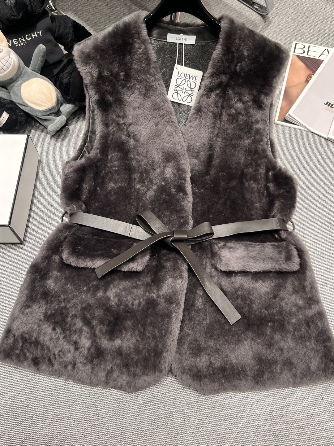 NO:652663,Comes with dust bag - LOEW* - new autumn and winter fur one-piece vest, made of merino sheep fur imported from Australia, belt design for elegant wear, soft and warm, super gentle and beautiful on the upper body, size S - XL,, loewe, sheepskin, alexander wang19860909配防尘袋  ——LOEW*——秋冬新款皮毛一体马甲,采用澳洲进口美丽奴羊皮毛,腰带设计气质穿搭,柔软保暖,上身超温柔巨好看,码数S—XL,,loewe,sheepskin,alexander wang,Women's clothing