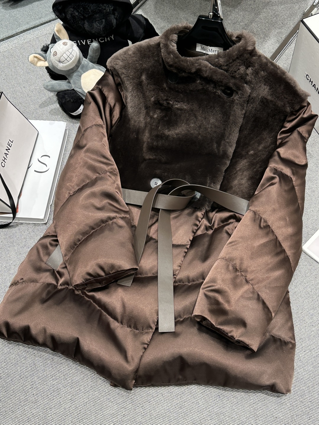 NO:652687,Equipped with dust bag - MaxMar* - new autumn and winter fur integrated goose down jacket, made of Australian imported molly fur and wool with a soft texture. The stitching is matched with a belt of the same color, leather pocket decoration, filled with 90 white goose down, size S-XL,, jackets & coats, alexander wang19860909配防尘袋 ——MaxMar*——秋冬新款皮毛一体鹅绒服外套,采用澳洲进口莫莉皮羊毛质感柔软.拼接亚搭配同色系腰带,皮质口袋装饰,填充90白鹅绒,码数S-XL,,jackets & coats,alexander wang,Women's clothing