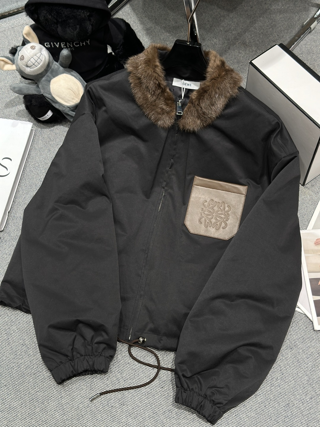 NO:652699,Comes with dust bag - LOEW* - new autumn and winter mink collar down jacket, the collar is made of mink imported from Denmark, leather logo label on the chest, 90 white goose down, both warm and fashionable, size S-XL,, loewe, down jacket, alexander wang19860909配防尘袋 ——LOEW*——秋冬新款拼貂领羽绒服,领口采用丹麦进口貂,胸前皮质logo贴标,90白鹅绒,兼具保暖性与时尚感,码数S-XL,,loewe,down jacket,alexander wang,Women's clothing