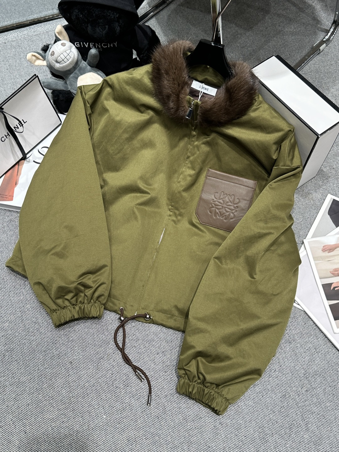 NO:652705,Comes with dust bag - LOEW* - new autumn and winter mink collar down jacket, the collar is made of mink imported from Denmark, leather logo label on the chest, 90 white goose down, both warm and fashionable, size S-XL,, loewe, down jacket, alexander wang19860909配防尘袋——LOEW*——秋冬新款拼貂领羽绒服,领口采用丹麦进口貂,胸前皮质logo贴标,90白鹅绒,兼具保暖性与时尚感,码数S-XL,,loewe,down jacket,alexander wang,Women's clothing