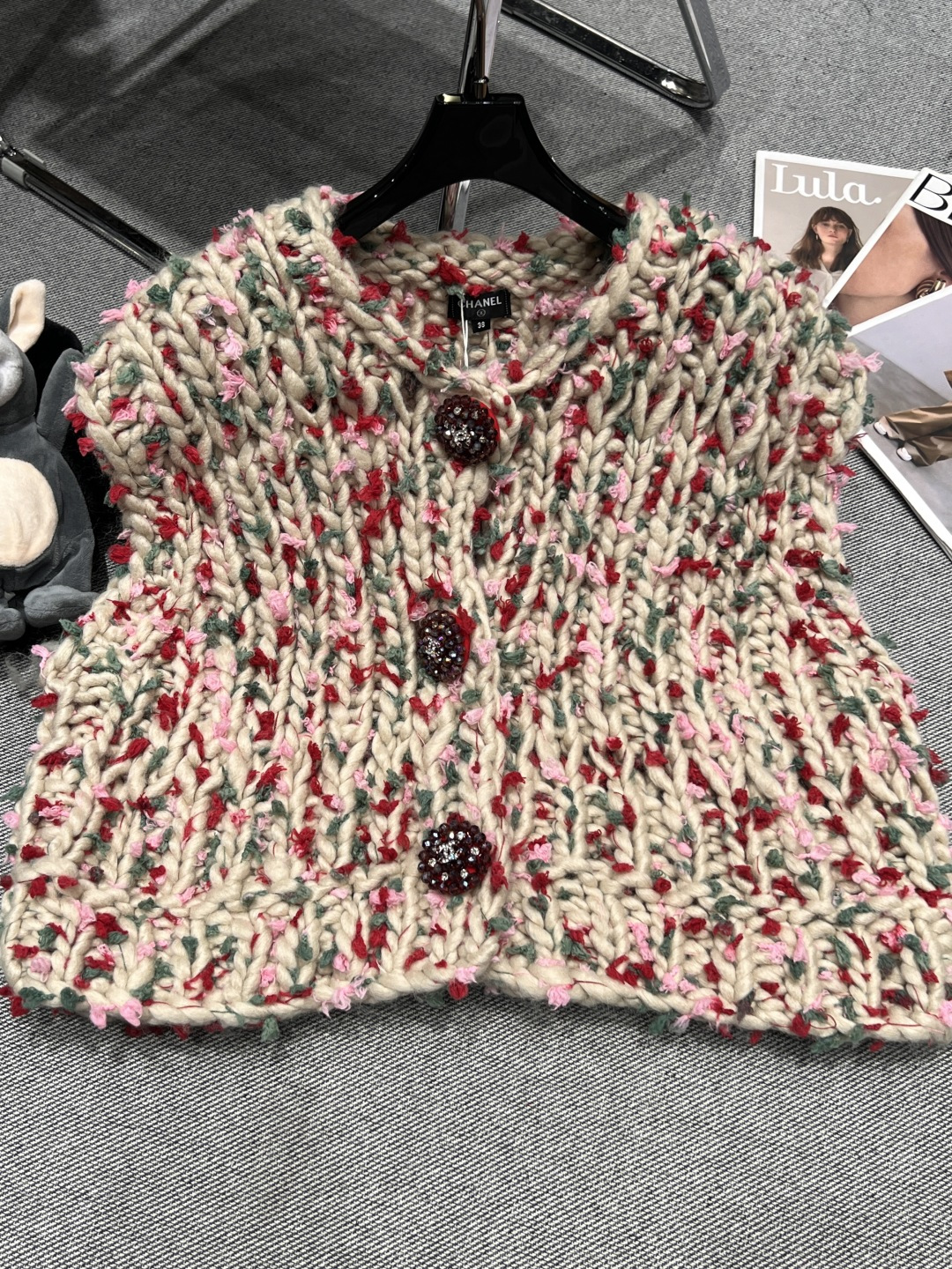 NO:653999,——CHANE*——New high-end series for autumn and winter, Yb custom-dyed yarn, using thick needle technology, custom-dyed blended yarn interwoven, soft and elastic texture. Green, white beige and red yarn, fresh and natural, perfect for spring and summer wear!  Round neck + button closure, casual and elegant~ The knitting process is fine, it supports full inspection, and the quality is guaranteed. It can be easily used for daily commuting and leisure occasions, comfortable and stylish!  Monochrome SML,,chanel,alexander wang19860909——CHANE*——秋冬新款高定系列 ,Yb定制定染色纱线,采用粗针工艺,定染色混纺纱线交织,质地柔软有弹性.绿色、白米色和红色纱线,清新自然,春夏穿超合适！圆领+纽扣开合,休闲又优雅~针织工艺精细,支持全检,品质有保障.日常通勤、休闲场合都能轻松驾驭,舒适又有设计感！单色SML,,chanel,alexander wang,Women's clothing