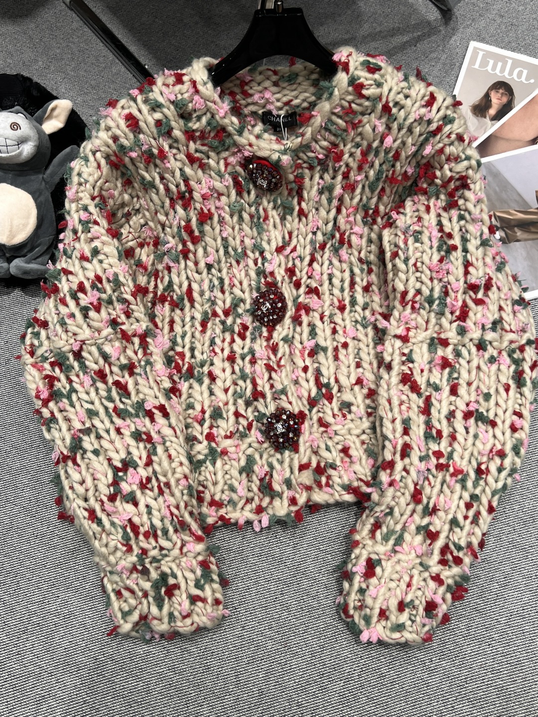 NO:654067,——CHANE*——New autumn and winter coat haute couture series, Yb custom-dyed yarn, using thick needle technology, custom-dyed blended yarn interweaving, soft and elastic texture. Green, white beige and red yarn, fresh and natural, perfect for spring and summer wear!  Round neck + button closure, casual and elegant~ The knitting process is fine, it supports full inspection, and the quality is guaranteed. It can be easily used for daily commuting and leisure occasions, comfortable and stylish!  Monochrome SML,,chanel,jackets & coats,alexander wang19860909——CHANE*——秋冬新款外套高定系列 ,Yb定制定染色纱线,采用粗针工艺,定染色混纺纱线交织,质地柔软有弹性.绿色、白米色和红色纱线,清新自然,春夏穿超合适！圆领+纽扣开合,休闲又优雅~针织工艺精细,支持全检,品质有保障.日常通勤、休闲场合都能轻松驾驭,舒适又有设计感！单色SML,,chanel,jackets & coats,alexander wang,Women's clothing