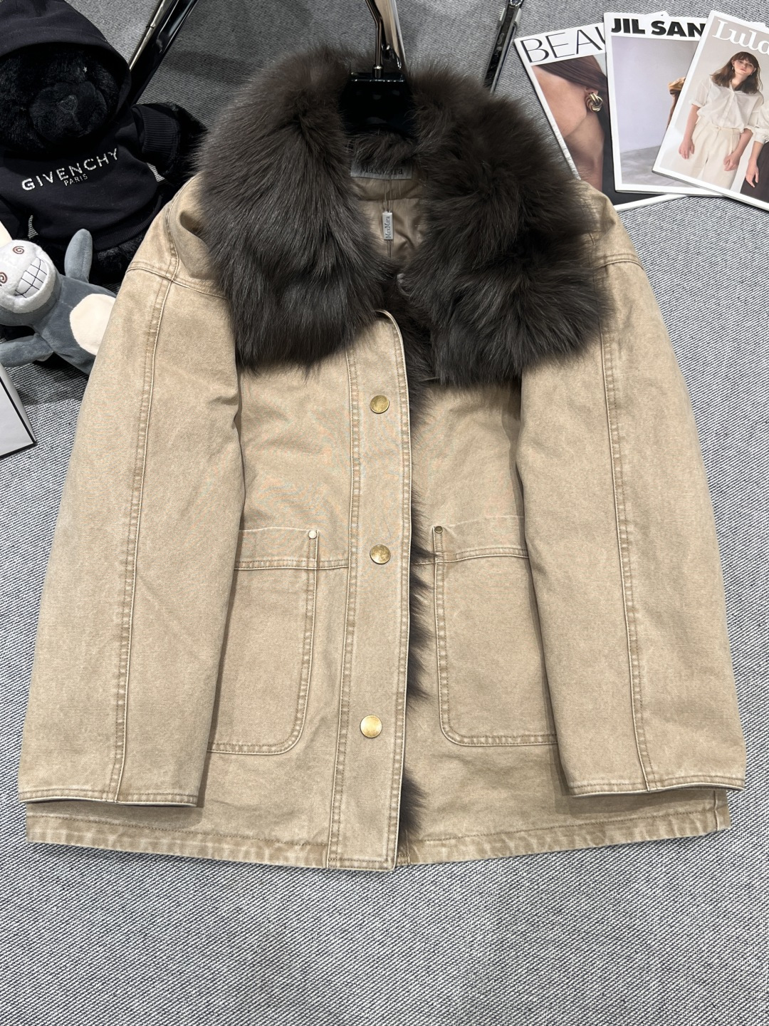 NO:654899,Equipped with dust bag - BALANCAG* - the new autumn and winter fox fur collar parka goose down jacket, made of fox fur imported from Finland, which is soft, plump and warm, with oversized fox lapels, the liner is filled with 90% white goose down, and the upper body is super beautiful SMLXL,, alexander wang19860909配防尘袋——BALANCAG*——秋冬新款狐狸毛领派克鹅绒服,采用芬兰进口狐狸毛皮,柔软丰满保暖性强,超大的狐狸大翻领,内胆填充90白鹅绒,上身超级好看SMLXL,,alexander wang,Women's clothing