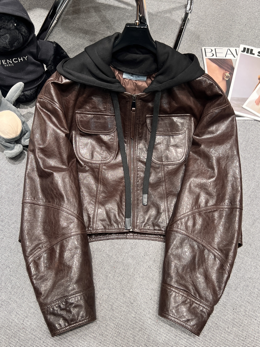 NO:654857,Comes with dust bag - Prad* - new autumn and winter leather down, fake two-piece hooded zipper design, hood detachable, full of details!  Exquisite style, fashionable upper body, made of sheepskin on the outside, filled with 90 white goose down in the liner, fixed-size velvet non-running velvet SMLXL, prada, down jacket, sheepskin, hats, alexander wang19860909配防尘袋——Prad*——秋冬新款皮羽绒,假俩件连帽拉链设计,帽子拆,细节感十足！版型精致,上身洋气时髦,外面采用绵羊皮,内胆填充90白鹅绒,定格充绒不跑绒SMLXL,,prada,down jacket,sheepskin,hats,alexander wang,Women's clothing