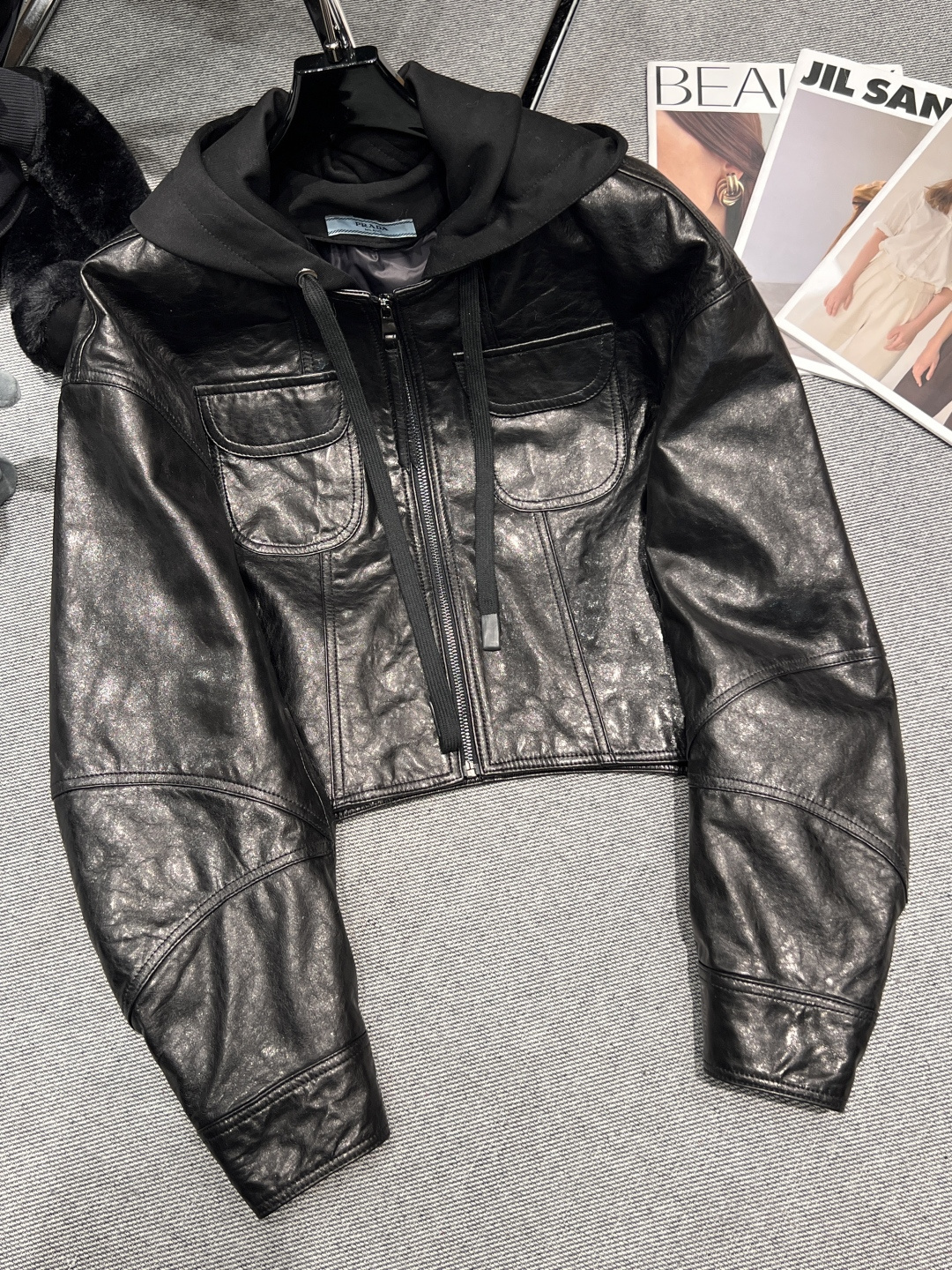 NO:654862,Comes with dust bag - Prad* - new autumn and winter leather down, fake two-piece hooded zipper design, detachable hood, full of details!  Exquisite style, fashionable upper body, made of sheepskin on the outside, filled with 90 white goose down in the liner, fixed-size velvet non-running velvet SMLXL, prada, down jacket, sheepskin, hats, alexander wang19860909配防尘袋 ——Prad*——秋冬新款皮羽绒,假俩件连帽拉链设计,帽子拆,细节感十足！版型精致,上身洋气时髦,外面采用绵羊皮,内胆填充90白鹅绒,定格充绒不跑绒SMLXL,,prada,down jacket,sheepskin,hats,alexander wang,Women's clothing