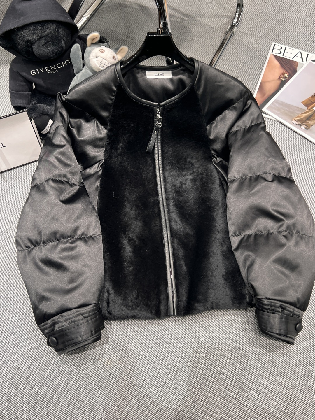 NO:662568,——LOEW*——2025 autumn and winter new wool down jacket, chest cuffs with French imported Lagon wool, leather LOGO label on the back, 90 white goose down, size S-XL, Loewe-clothing, loewe, loewe, down jacket,  19860909——LOEW*——2025秋冬新款拼羊毛羽绒服,胸前袖口拼法国进口拉贡羊毛,后背皮质LOGo贴标,90白鹅绒,码数S-XL,罗意威-服装,loewe,loewe,down jacket, ,Women's clothing