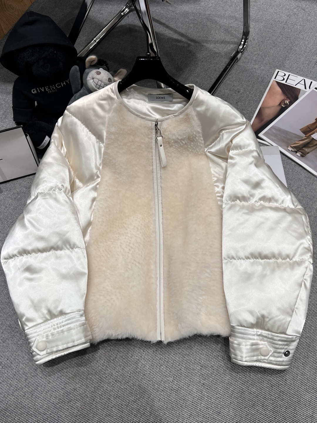 NO:655702,Equipped with dust bag - LOEW* - 2025 autumn and winter new wool down jacket, chest cuffs with French imported Lagon wool, leather LOGO label on the back, 90 white goose down, size S-XL,, loewe, down jacket, alexander wang19860909配防尘袋——LOEW*——2025秋冬新款拼羊毛羽绒服,胸前袖口拼法国进口拉贡羊毛,后背皮质LOGo贴标,90白鹅绒,码数S-XL,,loewe,down jacket,alexander wang,Women's clothing