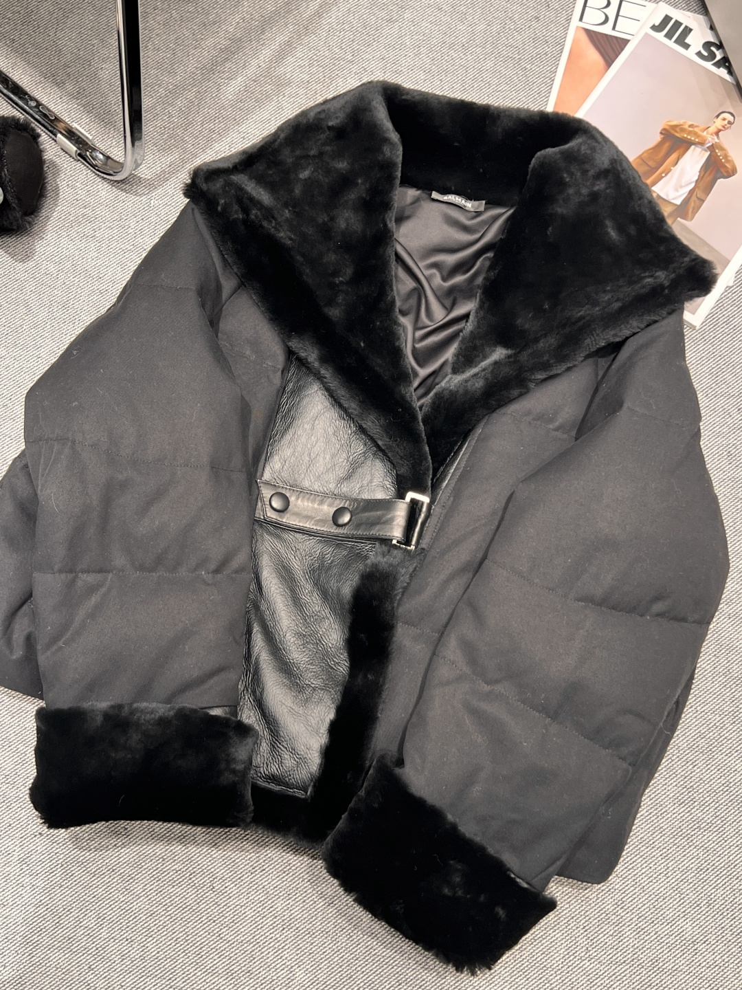 NO:657376,Equipped with dust bag - BALENC IAG* - 2025 autumn and winter new fur integrated goose down jacket, the collar and cuffs are made of Australian imported Merino wool integrated fur, large lapel design, warm and fashionable, super textured. SMLXl,, balenciaga, alexander wang19860909配防尘袋——BALENC IAG*——2025秋冬新款拼皮毛一体鹅绒服,领口和袖口采用澳洲进口美丽诺羊毛皮毛一体,大翻领设计,保暖又时髦,,超有质感.SMLXl,,balenciaga,alexander wang,Women's clothing