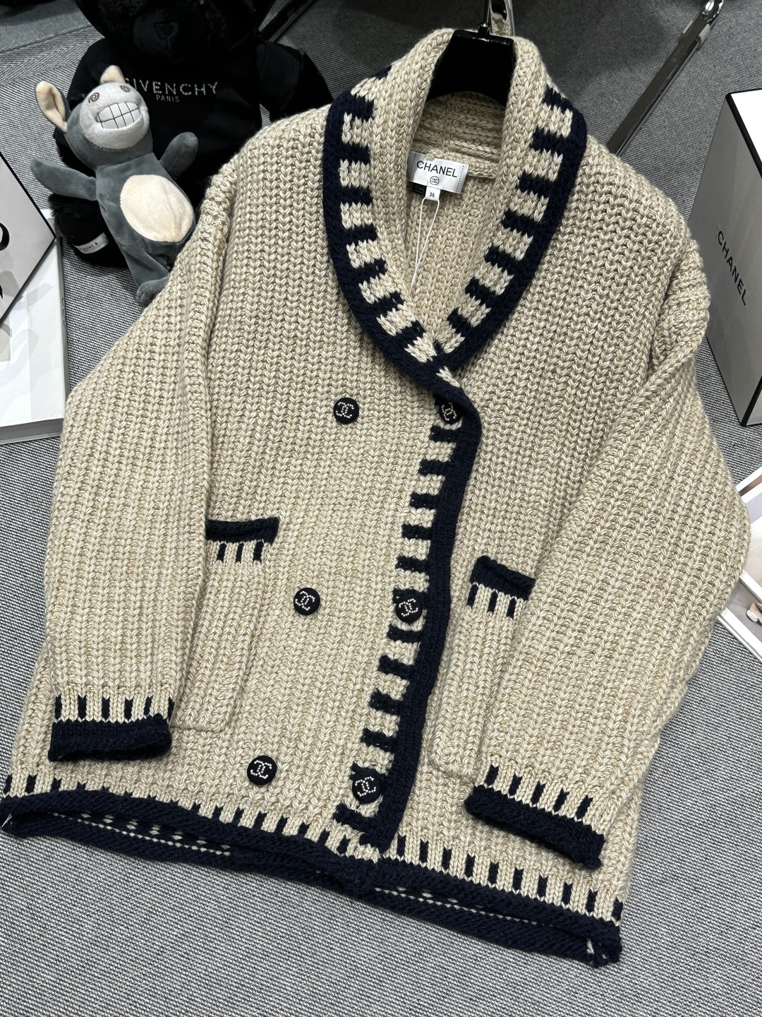 NO:656518,——CHANE*——2025 autumn and winter new style small fragrant jacket, exclusive version, double-breasted sweater, mainly beige color with dark blue contrast edging design, full of retro feel, thick knitting technology, soft touch, super warm in autumn and winter, can be used for daily commuting or leisure, strong upper body tolerance SML,, chanel, jackets & coats, sweaters, alexander wang19860909——CHANE*——2025秋冬新款小香风外套,独家开版,双排扣毛衣,米杏色主调配深蓝撞色镶边设计,复古感满满,粗针织工艺,触感柔软,秋冬穿超保暖,日常通勤或休闲都能驾驭,上身包容性强SML,,chanel,jackets & coats,sweaters,alexander wang,Women's clothing