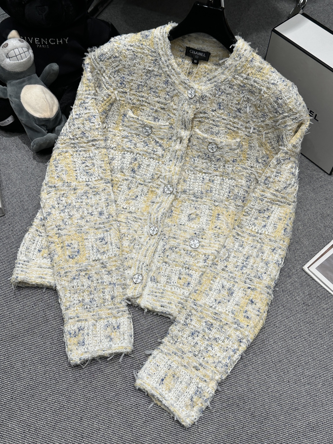 NO:659079,——Chane*——2025 autumn and winter new wool blended knitted cardigan, using fancy yarn imported from Italy, soft and warm, customized metal buttons, size SML,,chanel,alexander wang19860909——Chane*——2025秋冬新款羊毛混纺针织开衫,采用意大利进口花式纱线,柔软又保暖,定制金属纽扣,码数SML,,chanel,alexander wang,Women's clothing