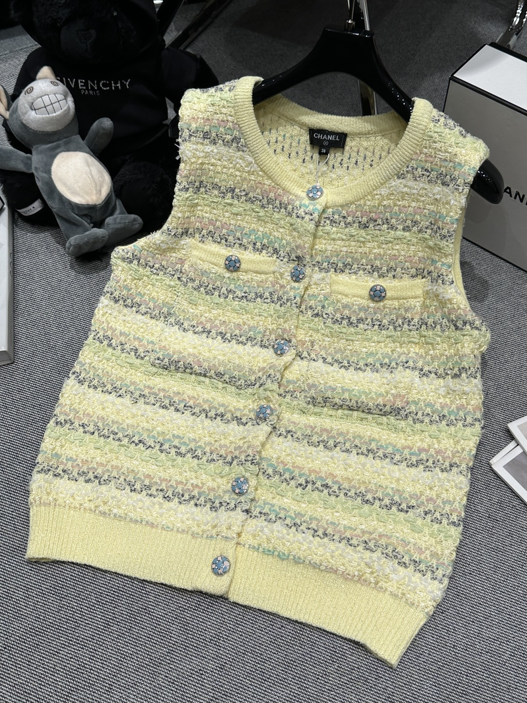 NO:659077,——Chane*——2025 spring and autumn new style small fragrant vest, sleeveless round neck design, exclusive exclusive version, customized fabric, slim fit, strong line sense SML,,chanel,alexander wang19860909——Chane*——2025春秋新款小香风马甲,无袖圆领设计,独家独家开版,定制面料,修身版型,线条感强SML,,chanel,alexander wang,Women's clothing