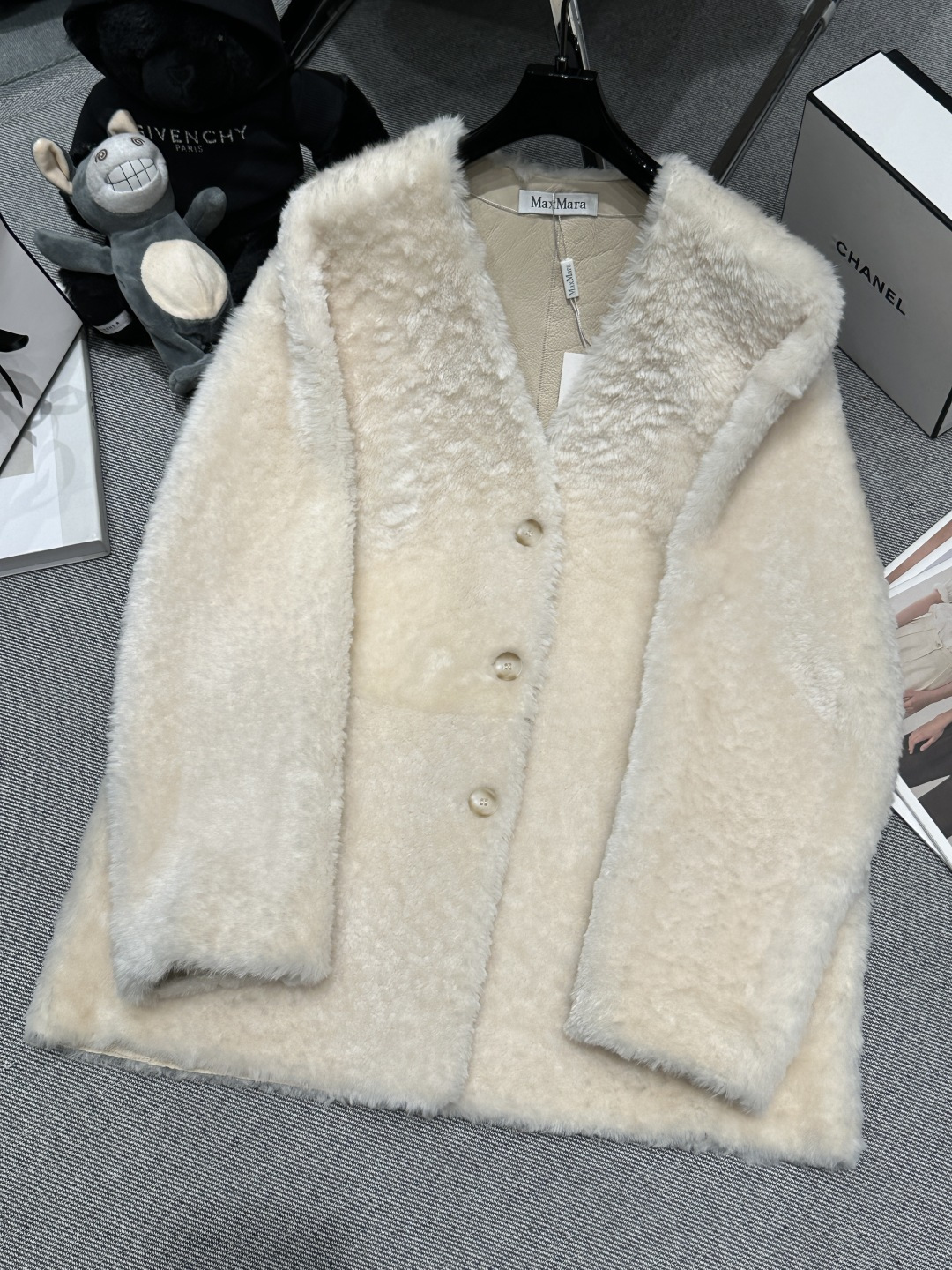 NO:656506,Equipped with dust bag - MAXMAR* - 2025 autumn and winter new fur one-piece jacket, made of top-quality molly wool imported from Australia, with super texture, V-neck collar and lambskin buckle design, long and long silhouette, easy to wear with a big-brand feel. SMLXL,,jackets & coats,sheepskin,alexander wang19860909配防尘袋 ——MAXMAR*——2025秋冬新款皮毛一体外套,采用顶级进澳洲进口莫利皮羊毛,质感超强,V领袖口拼小羊皮扣设计,大长款的廓形,轻松穿出大牌感.SMLXL,,jackets & coats,sheepskin,alexander wang,Women's clothing