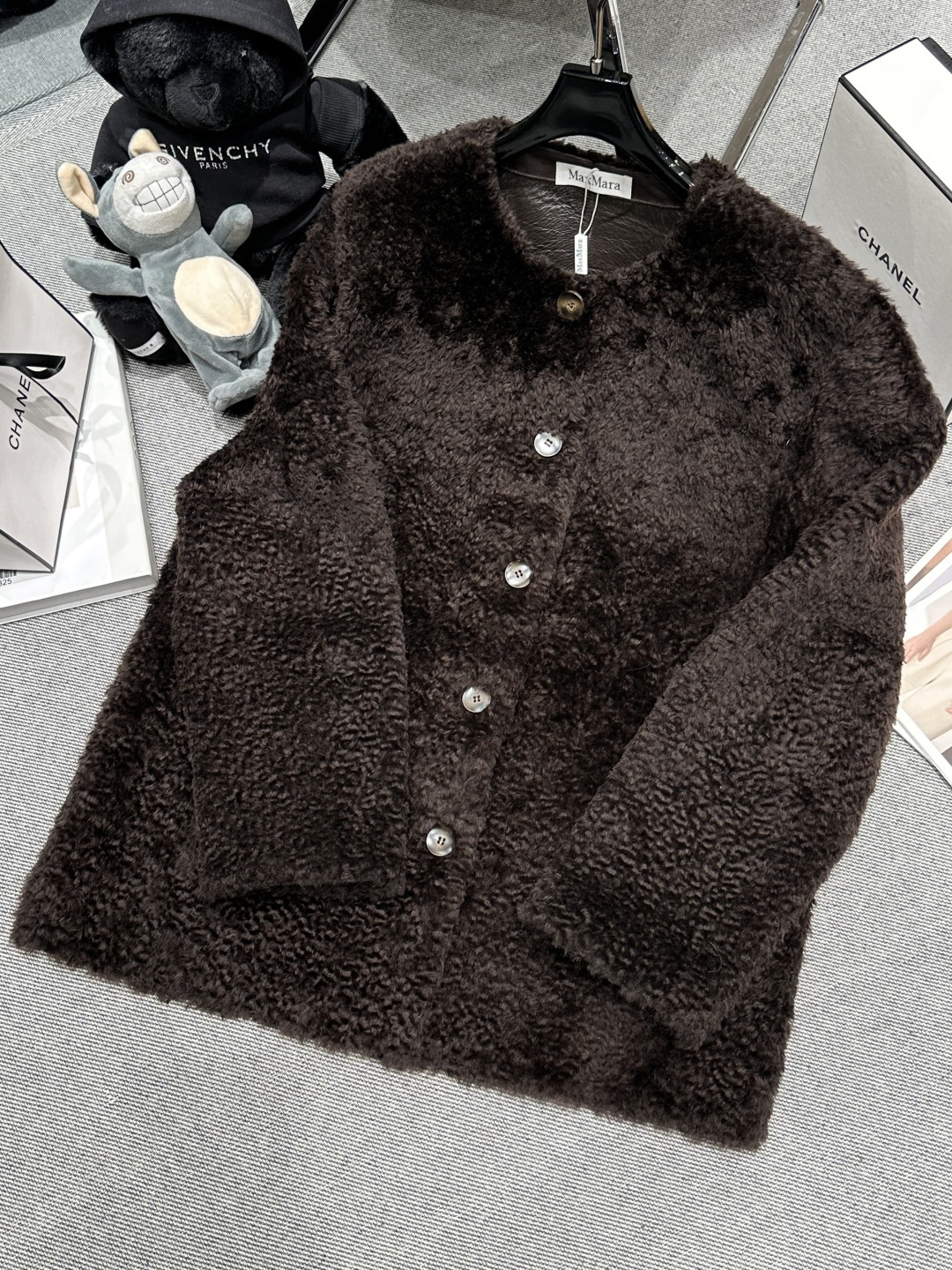 NO:656554,Equipped with dust bag - MAXMAR* - 2025 autumn and winter new fur all-in-one jacket, made of top-quality French imported Lagon fur and wool, with super texture, round collar and lambskin buckle design, long and long silhouette, easy to wear with a big-brand feel. SMLXL,,jackets & coats,sheepskin,alexander wang19860909配防尘袋——MAXMAR*——2025秋冬新款皮毛一体外套,采用顶级法国进口拉贡皮羊毛,质感超强,圆领袖口拼小羊皮扣设计,大长款的廓形,轻松穿出大牌感.SMLXL,,jackets & coats,sheepskin,alexander wang,Women's clothing