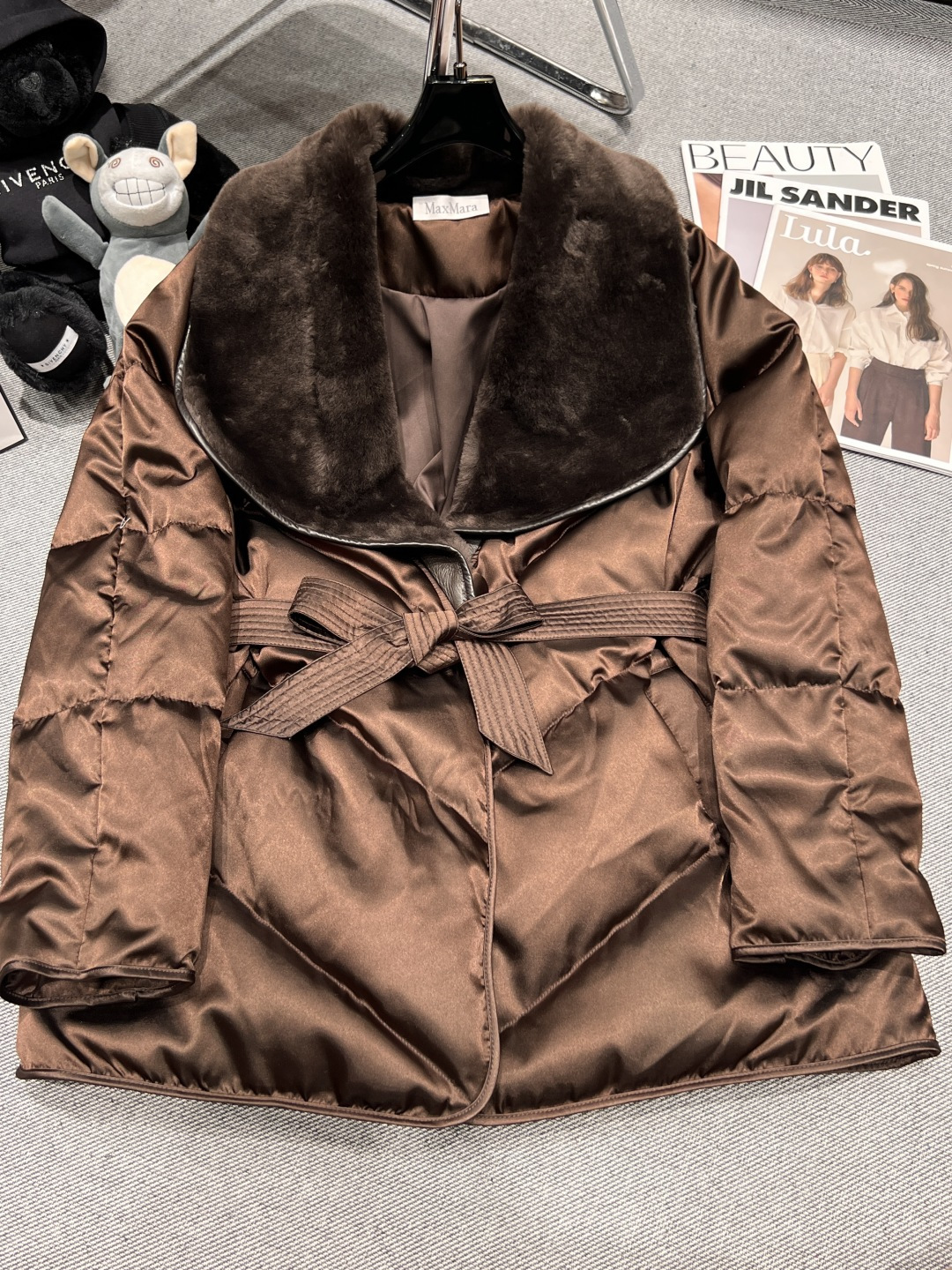 NO:657370,Comes with dust bag - MaxMar* - 2025 autumn and winter new fur integrated goose down jacket, with large lapel design, super glossy silk fabric, the collar is integrated with lamb fur, the overall style is simple and elegant, filled with 90 white goose down, size S-XL,, real silk, alexander wang19860909配防尘袋——MaxMar*——2025秋冬新款皮毛一体鹅绒服,采用大翻领设计,光泽感超强真丝面料,领子采用羊羔毛皮一体,整体版型简约大气,填充90白鹅绒,码数S-XL,,real silk,alexander wang,Women's clothing