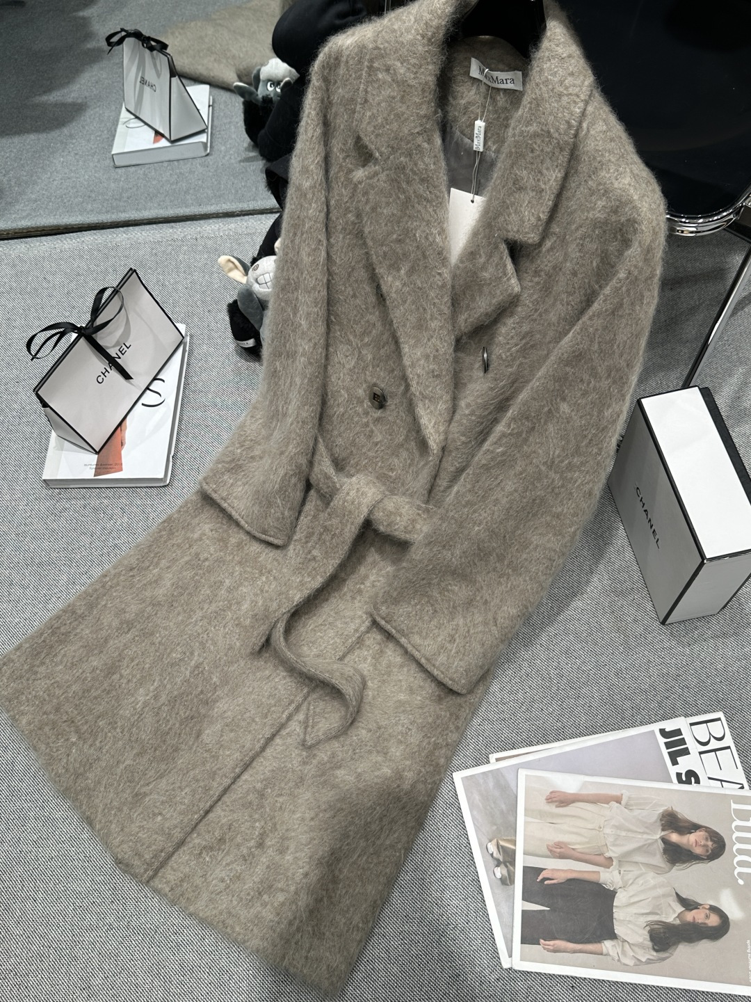 NO:659080,Equipped with dust bag - MAX MAR* - 2025 autumn and winter new cashmere coat, soft and delicate texture, warm and light, double-breasted + belt design, modify the body shape and have a lot of layers, fashionable version, super aura on the upper body SMLXL,, alexander wang19860909配防尘袋——MAX MAR*——2025秋冬新款山羊绒大衣,质地柔软细腻,保暖又轻盈,双排扣+腰带设计,修饰身形还有很多层次感,版型时尚大气,上身超级有气场SMLXL,,alexander wang,Women's clothing