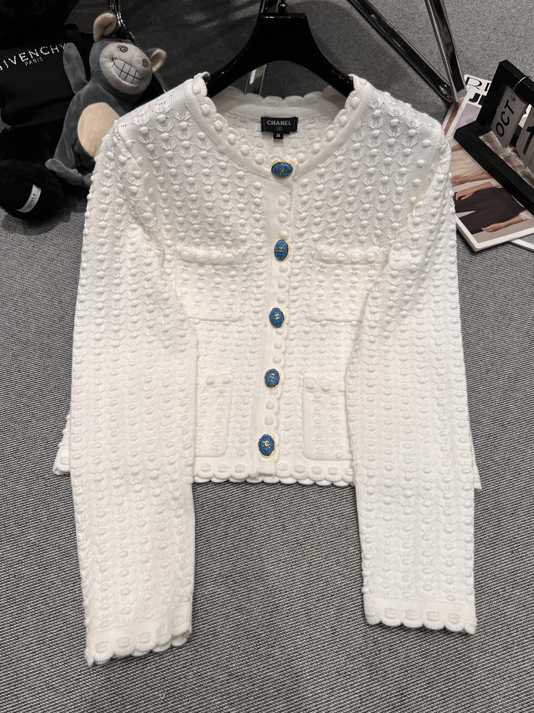 NO:665616,——Chane*——2025 new autumn and winter knitted cardigan, three-dimensional crochet craftsmanship, turquoise button embellishment, elegant and high-end, short design shows body proportions, a must-have for autumn and winter wear, the upper body is good-looking SML,,chanel, 19860909——Chane*——2025秋冬新款针织开衫,立体钩花工艺,绿松石钮扣点缀,优雅又高级,短款设计超显身材比例,秋冬穿搭必备,版型上身好看SML,,chanel, ,Women's clothing