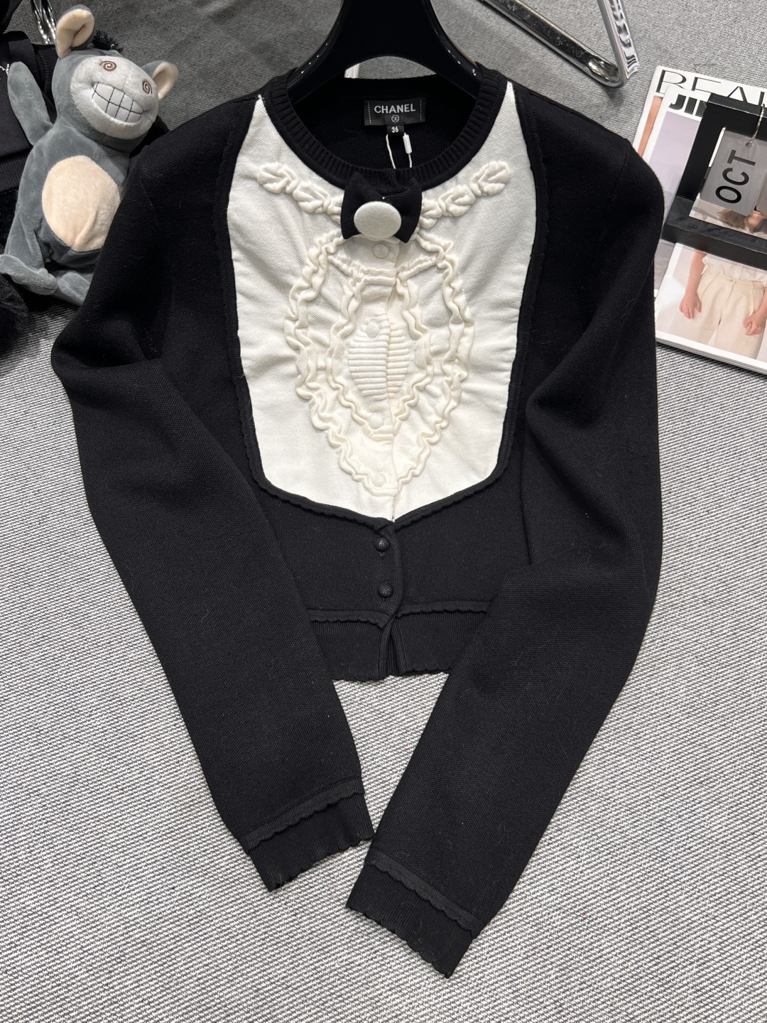 NO:663527,p, ——Chane*——New autumn and winter knitted tops, haute couture series, black and white contrasting colors, full of high-end feel, cream framed embossed texture, three-dimensional bow embellishment, full of exquisite fashion sense SML,,chanel, 19860909p, ——Chane*——秋冬新款针织上衣,高定系列,黑白撞色高级感十足,奶油裱花浮雕纹理,立体蝴蝶结点缀,精致时尚感满满SML,,chanel, ,Women's clothing