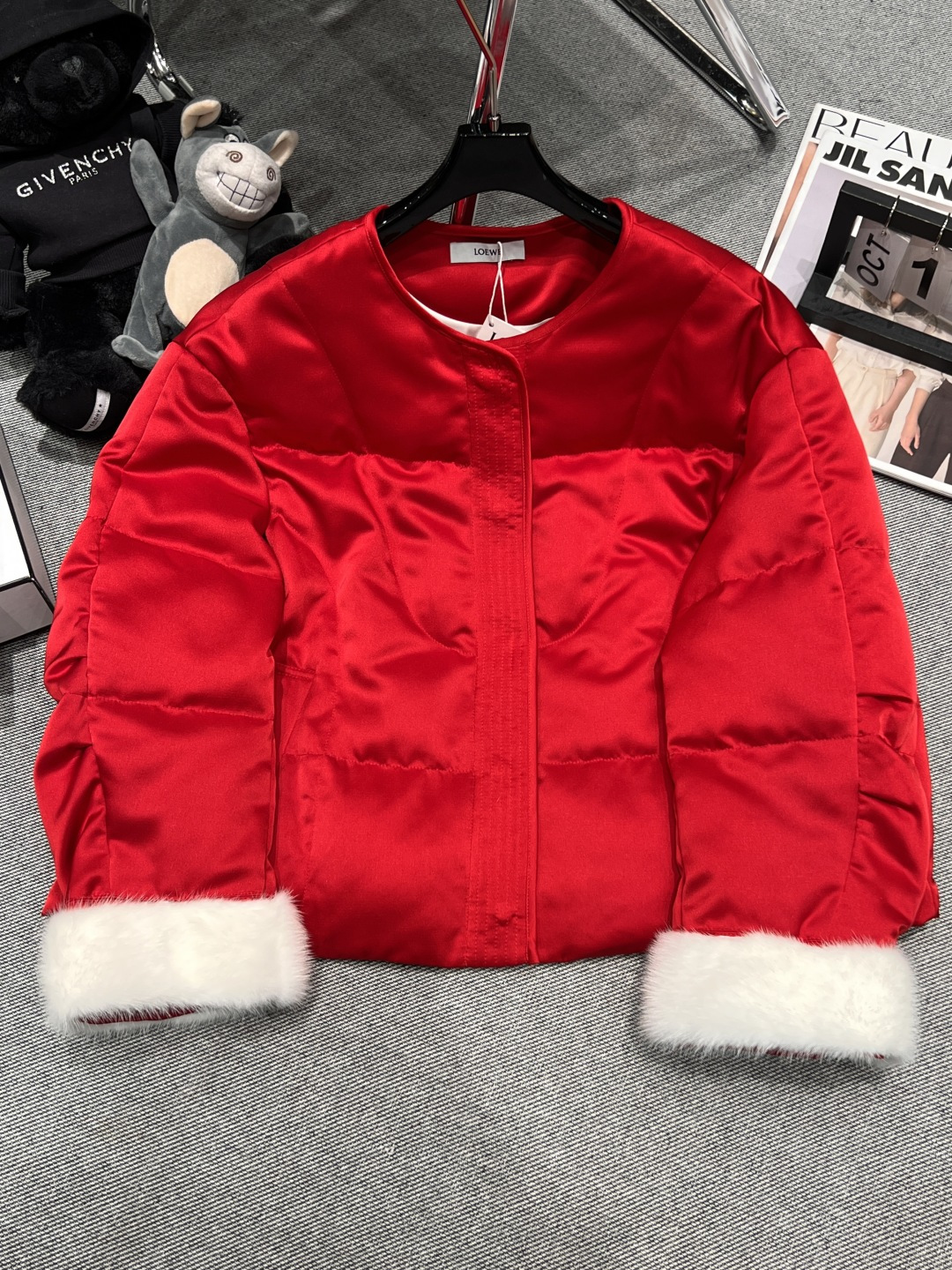 NO:663535,Comes with dust bag - LOEW* - 2025 autumn and winter new Chinese style goose down jacket, round neck design, retro red + white mink fur cuffs, 90 white goose down lining, full of national style atmosphere, low-key luxury perspective effect. Size S-XL,,loewe,jackets & coats, 19860909配防尘袋 ——LOEW*——2025秋冬新款新中式鹅绒外套,圆领设计,复古正红+白色水貂毛袖口,内里90白鹅绒,国风气氛拉满,低调奢华的视角效果.码数S-XL,,loewe,jackets & coats, ,Women's clothing