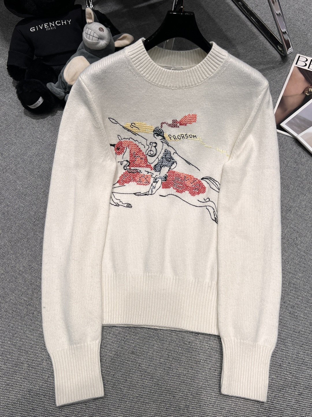 NO:664364,——BURBERR*——2025 new knitted sweater, limited to the Year of the Horse, on sale on the official website, same style for men and women, classic round neck design, soft wool blended equestrian knight pattern + red horse on the front, full of festive atmosphere, SML,, burberry, sweaters,  19860909——BURBERR*——2025针织毛衣新款,马年限定官网在售,男女同款,经典圆领设计,柔软羊毛混纺正面马术骑士图案+红色马匹,节日氛围感拉满,SML,,burberry,sweaters, ,Women's clothing