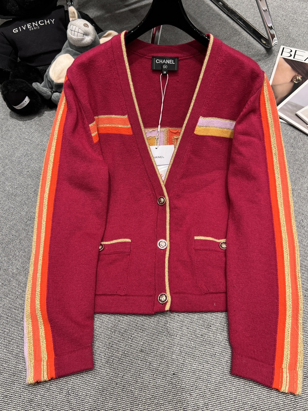 NO:666450,——CHANE*——2025 new autumn and winter small fragrant style knitted cardigan, exclusive version, small V-neck button design, soft to the touch, super warm in autumn and winter, can be used for daily commuting or leisure, the upper body is super good-looking SML,,chanel, 19860909——CHANE*——2025秋冬新款小香风针织开衫,独家开版,小V领纽扣设计,触感柔软,秋冬穿超保暖,日常通勤或休闲都能驾驭,上身超好看SML,,chanel, ,Women's clothing