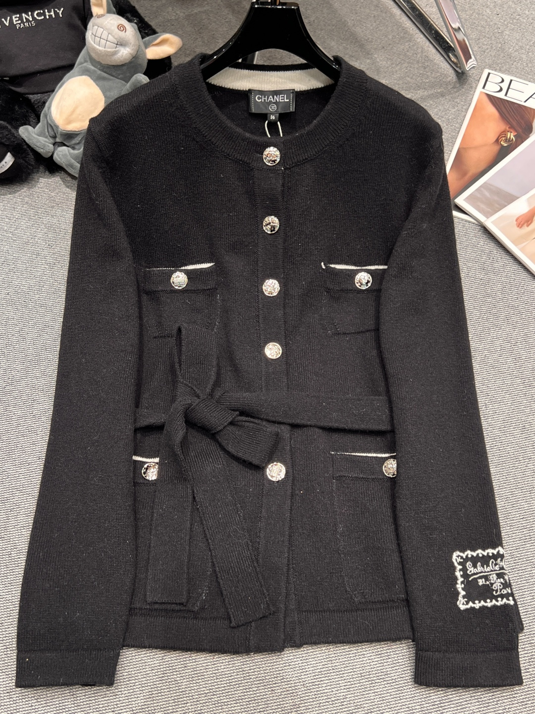 NO:664365,——Chane*——2025 autumn and winter new Xiaoxiang cardigan, classic Xiaoxiang design, soft knitted fabric. Metal buttons + belt to tighten the waist, super exquisite cuff embroidery details, practical and good-looking pocket design, super good-looking upper body SML,,chanel, 19860909——Chane*——2025秋冬新款小香开衫,经典小香设计,柔软针织面料.金属纽扣+腰带收腰,袖口刺绣细节超精致,口袋设计实用又好看,版型上身超好看SML,,chanel, ,Women's clothing