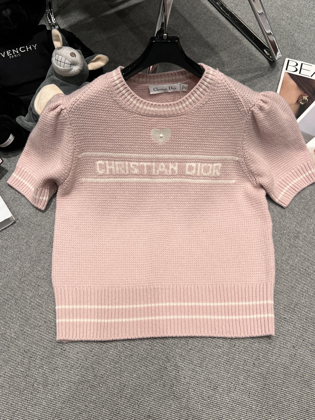 NO:664376,——Dio*——2025 autumn and winter new knitted tops, made of soft skin-friendly fabrics, letters + love embroidery on the front, round neck + puff sleeve design, sweet and recognizable, easy to control in daily life, wear high-end western style SML, dior,  19860909——Dio*——2025秋冬新款针织上衣,采用柔软亲肤面料,正面字母+爱心刺绣,圆领+泡泡袖设计,甜美又有辨识度,日常轻松驾驭,穿上高级洋气SML,,dior, ,Women's clothing