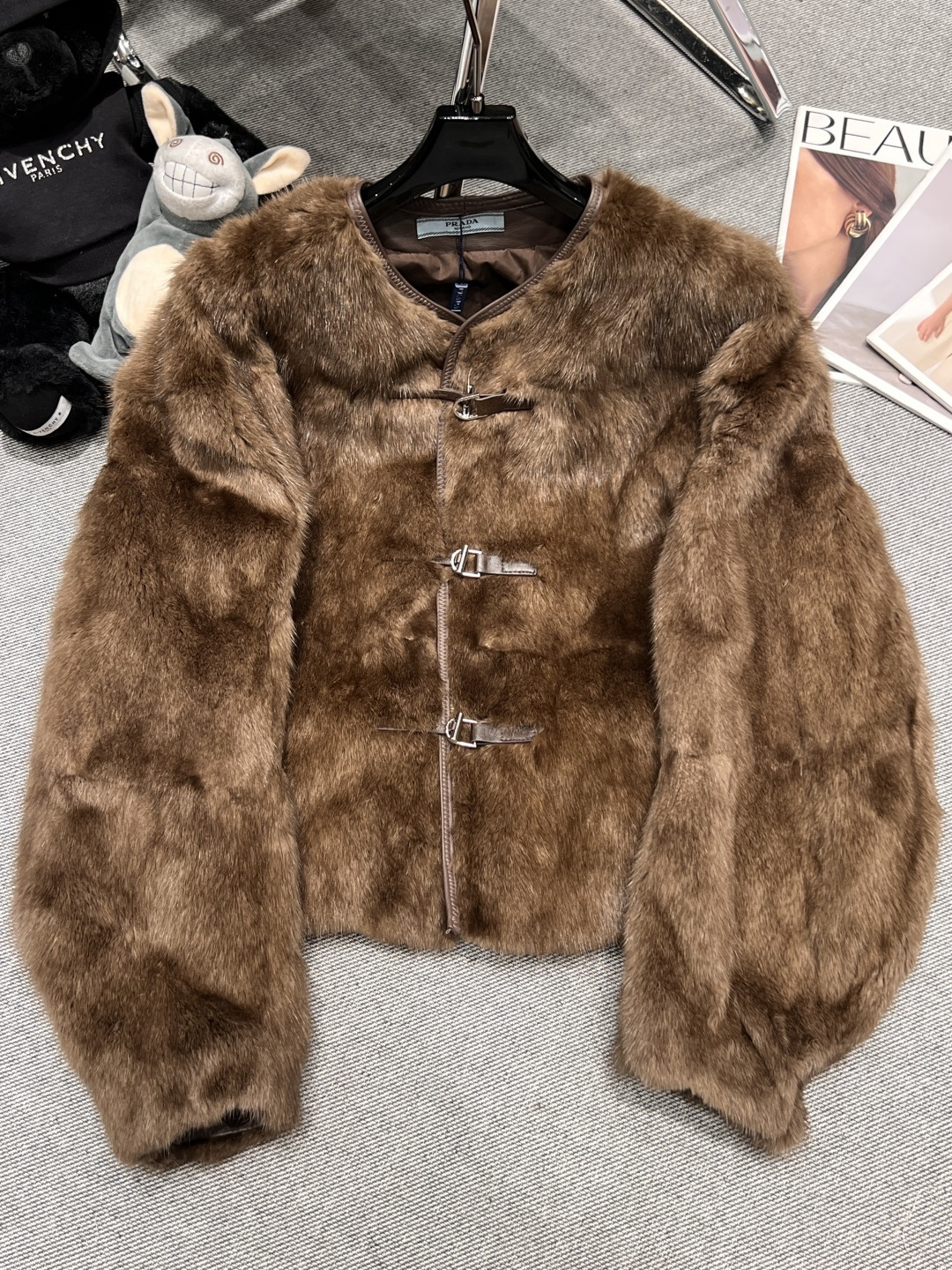 NO:662539,——Prad*——2025 autumn and winter new mink hair short jacket, made of high-quality mink, with dense velvet, strong gloss, soft and delicate feel, comfortable and high-end to wear, size S-XL, Prada-clothing, prada, prada, jackets & coats,  19860909——Prad*——2025秋冬新款水貂毛短外套,采用优质水貂,绒毛密实,光泽感强,手感柔软细腻,穿着舒适又高级,码数S-XL,普拉达-服装,prada,prada,jackets & coats, ,Women's clothing
