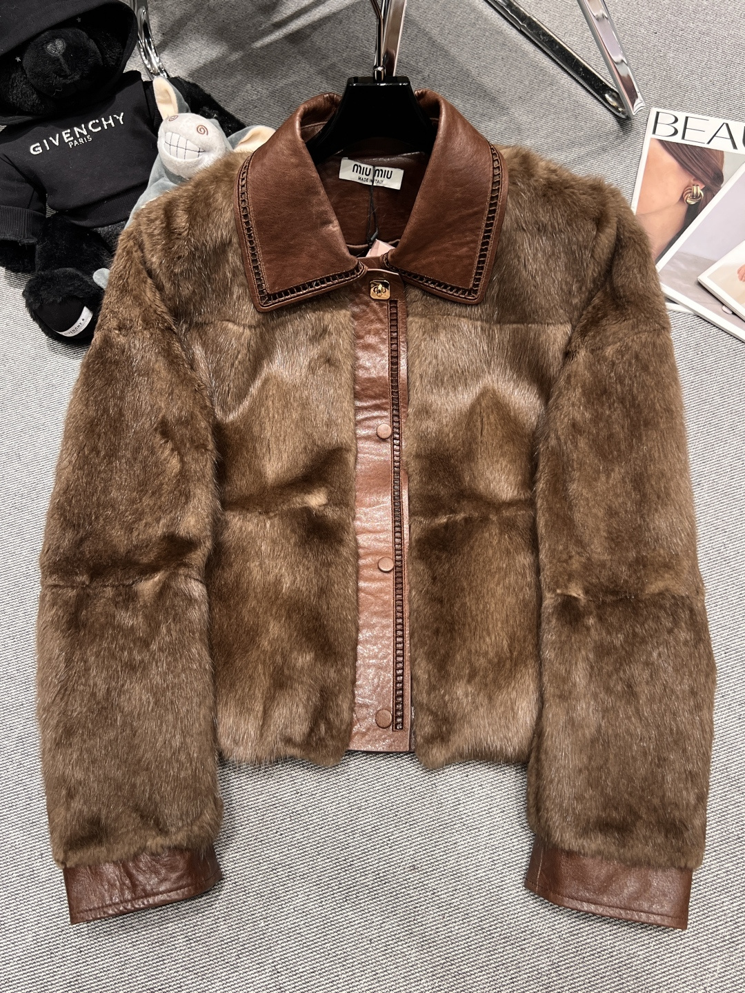NO:662545,——MIUMI*——The new 2025 autumn and winter fur integrated mink jacket is comfortable to wear and not bulky, with the brand’s iconic leather buttons, sweet and cool girly feel, SMLXL, Miumiu-clothing, miumiu, jackets & coats,  19860909——MIUMI*——2025秋冬皮毛一体水貂外套新款穿着舒适不臃肿,搭配品牌标志性的真皮纽扣,甜酷少女感,SMLXL,缪缪-服装,miumiu,jackets & coats, ,Women's clothing