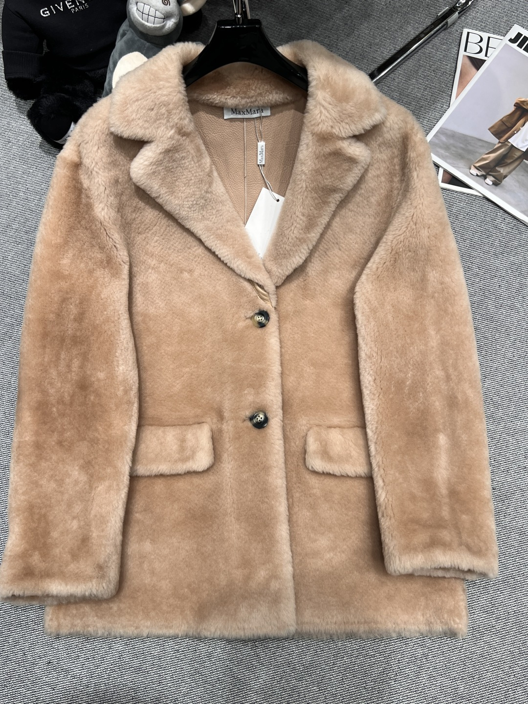 NO:665619,Equipped with dust bag - MaxMar* - 2025 autumn and winter new fur one-piece jacket, made of fine and soft Australian imported fur and wool leather, warm and high-end mid-length design suit collar, simple and elegant, two front straps, practical and beautiful, size S-XL,, jackets & coats, business suit,  19860909配防尘袋——MaxMar*——2025秋冬新款皮毛一体外套,采用澳洲进口皮羊毛皮质细腻柔软,保暖高级中长款设计西装领,简约大方,正面俩个口带,实用美观,码数S-XL,,jackets & coats,business suit, ,Women's clothing