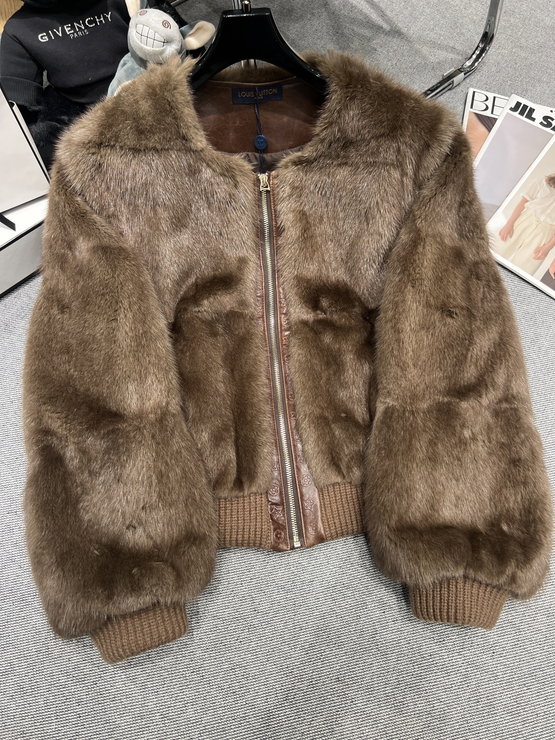 NO:665623,Equipped with dust bag——Louis Vuitton*——2025 autumn and winter new mink fur jacket, made of high-quality mink, with dense velvet, strong sense of comfort, soft and delicate feel, zipper design + knitted cuffs and hem, slim, casual and age-reducing logo embellishment, the sense of detail is quite good. Size SMLXL, Louis Vuitton, jackets & coats,  19860909配防尘袋—-Louis Vuitton*—-2025秋冬新款水貂毛外套,采用优质水貂,绒毛密实,关泽感强,手感柔软细腻,拉链设计+针织袖口和下摆, 显瘦休闲又减龄 logo点缀,细节感相当到位码数 SMLXL,,louis vuitton,jackets & coats, ,Women's clothing