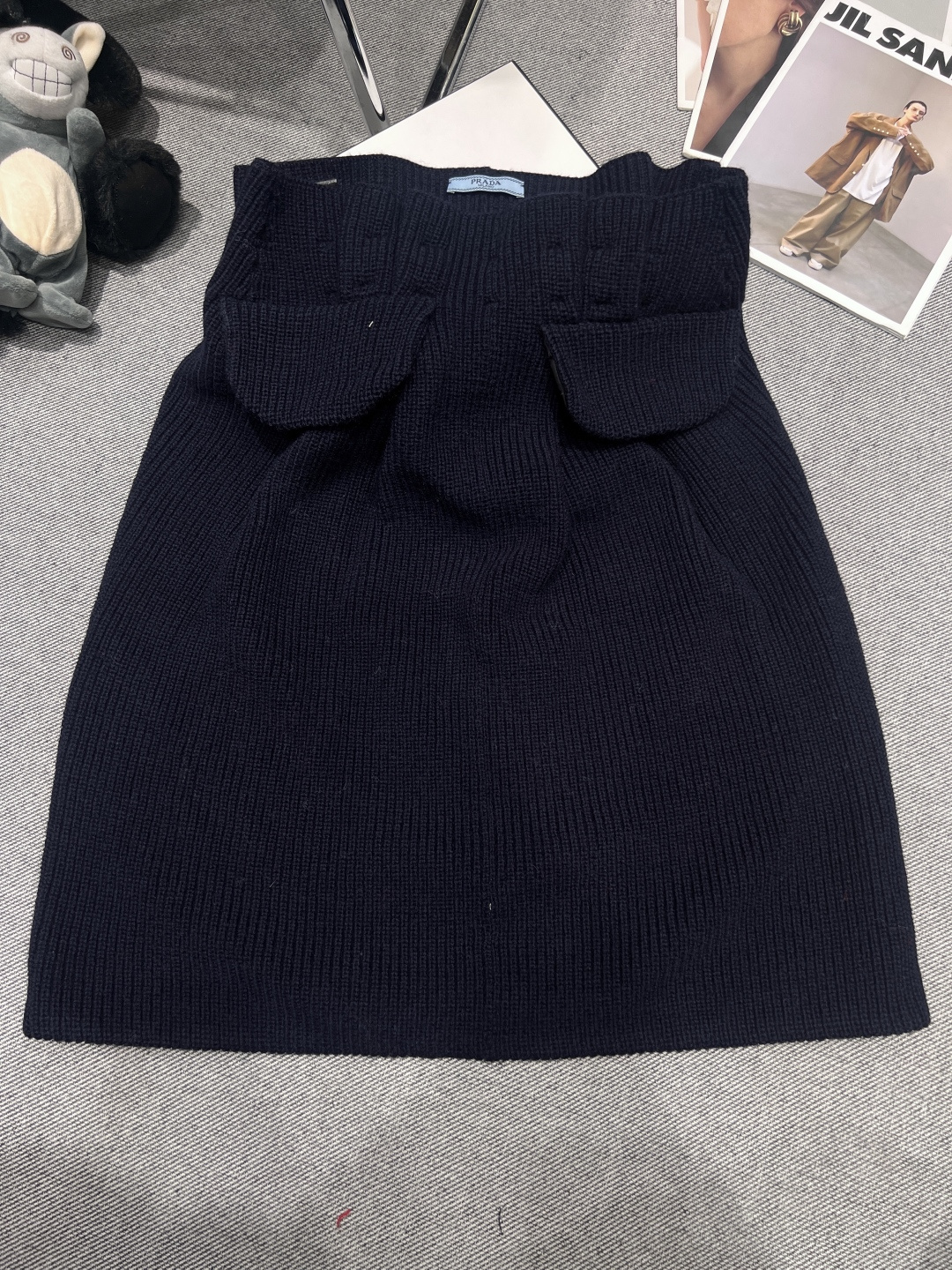 NO:666459,——PRAD*——2025 autumn and winter new knitted skirt, made of high-grade knitted fabrics, vertical stripe texture design, good elasticity and fit to the body shape, the square collar decoration on the waist is very recognizable, simple yet with a sense of design, it is OK to match with inch-sized sweaters and knitted sweaters, SML,, prada, skirts,  19860909——PRAD*——2025秋冬新款针织半身裙,采用高级针织面料,竖条纹理设计,弹性好又贴合身形,腰部方领装饰超有辨识度,简约中带点设计感,套配寸衫跟针织衫都很OK,SML,,prada,skirts, ,Women's clothing