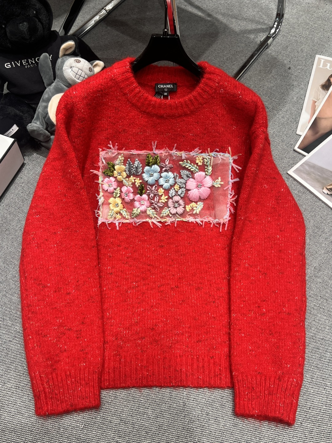 NO:666454,——Chane*——The new wool sweater for autumn and winter 2025 is made of soft wool blend. The flower embroidery on the chest is exquisite, rich in color and full of artistic sense. The transparent gauze edge design is very layered. The round neck is simple and elegant. It is super versatile in autumn and winter. SML,, chanel,  19860909——Chane*——2025秋冬新款羊毛针织衫,采用柔软羊毛混纺,胸前花卉刺绣超精致,色彩丰富,艺术感满满,透明纱布边设计很有层次感,圆领简约大方,秋冬超百搭SML,,chanel, ,Women's clothing
