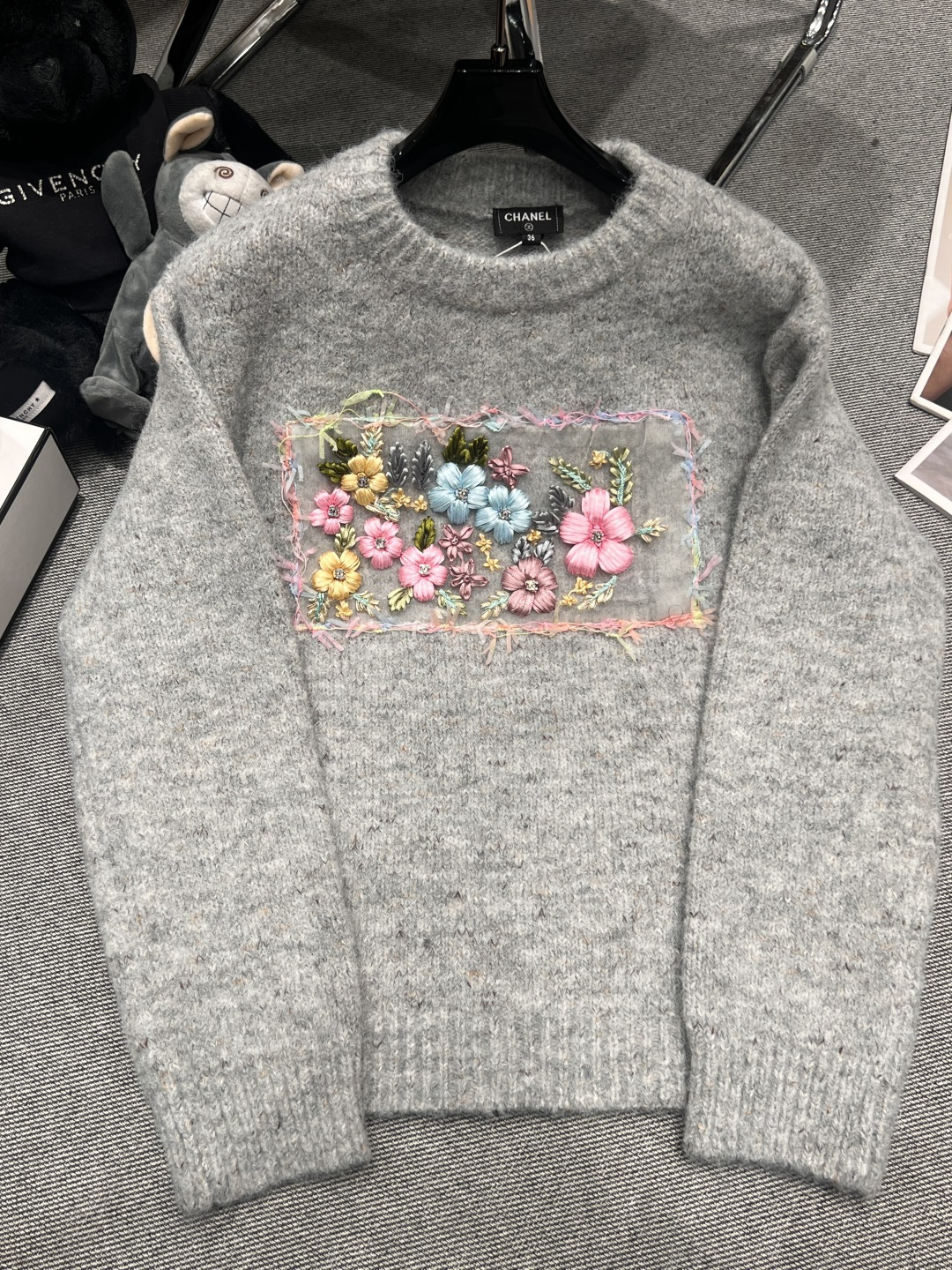 NO:666458,——Chane*——The new wool sweater for autumn and winter 2025 is made of soft wool blend. The flower embroidery on the chest is exquisite, rich in color and full of artistic sense. The transparent gauze edge design is very layered. The round neck is simple and elegant. It is super versatile in autumn and winter. SML,, chanel,  19860909——Chane*——2025秋冬新款羊毛针织衫,采用柔软羊毛混纺,胸前花卉刺绣超精致,色彩丰富,艺术感满满,透明纱布边设计很有层次感,圆领简约大方,秋冬超百搭SML,,chanel, ,Women's clothing