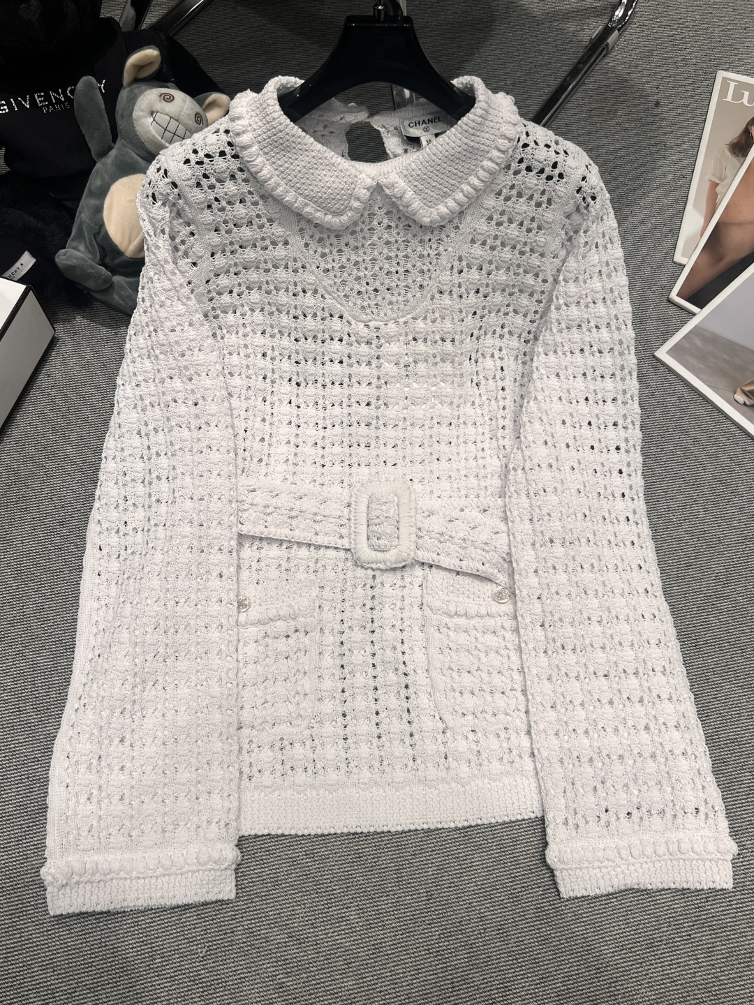 NO:666456,——Chane*——2025 autumn and winter new hollow sweater, exquisite hollow craftsmanship, ruffled neckline, full of elegant retro temperament, waist belt of the same color, simple and elegant, super versatile in autumn and winter SML,,chanel, 19860909——Chane*——2025秋冬新款镂空针织衫,精致镂空工艺,荷叶边领口,优雅复古气质满满,腰部同色系腰带,简约大方,秋冬超百搭SML,,chanel, ,Women's clothing