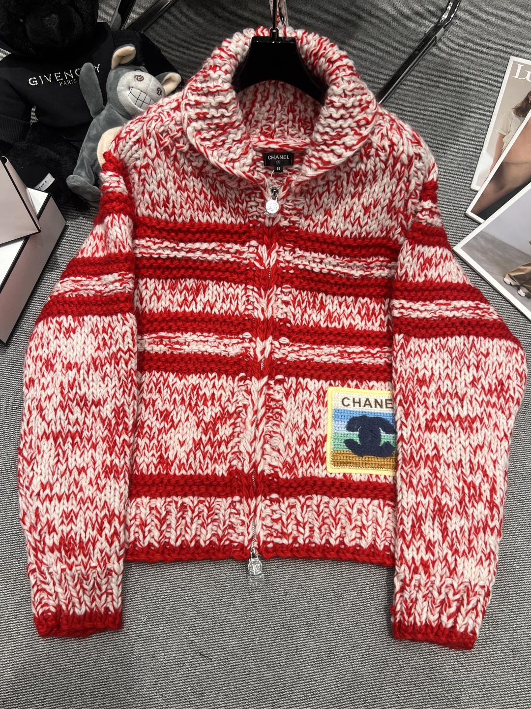 NO:666452,——CHANE*——2025 autumn and winter new style small fragrance top, exclusive opening, small square collar zipper design, red and white contrasting colors, classic logo design on the pocket, thick knitting technology, super texture, soft touch, super warm in autumn and winter, can be used for daily or casual wear, strong upper body tolerance SML,, chanel,  19860909——CHANE*——2025秋冬新款小香风上衣,独家开版,小方领拉链设计,红白搭配撞色,口袋经典Logo设计,粗针织工艺超有质感,触感柔软,秋冬穿超保暖,日常通或休闲都能驾驭,上身包容性强SML,,chanel, ,Women's clothing