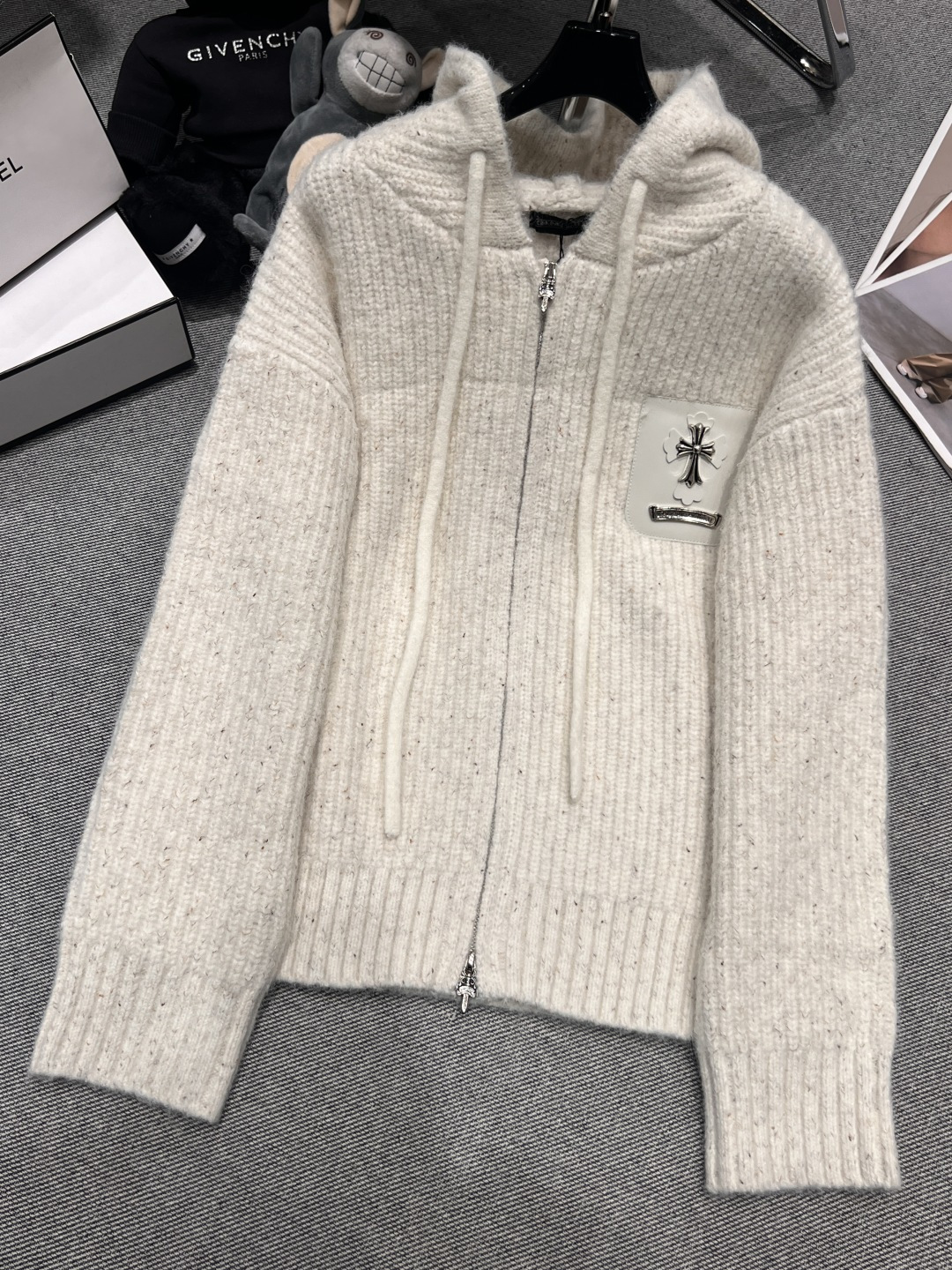 NO:694929,——Cro Heart*——2026 new early spring knitted cardigan, using thickened knitted texture, the hat design is very atmospheric, the leather cross mark on the chest is very recognizable, the double zipper cardigan is easy to put on and take off, full of details, easy to match SML,, chrome hearts, hats,19860909——克罗心*——2026早春新款针织开衫,采用加厚针织质感,帽子设计超有氛围感,胸前十字架皮标超有辨识度,双拉链开衫方便穿脱,细节感拉满,轻松搭配 SML,,chrome hearts,hats,,Women's clothing