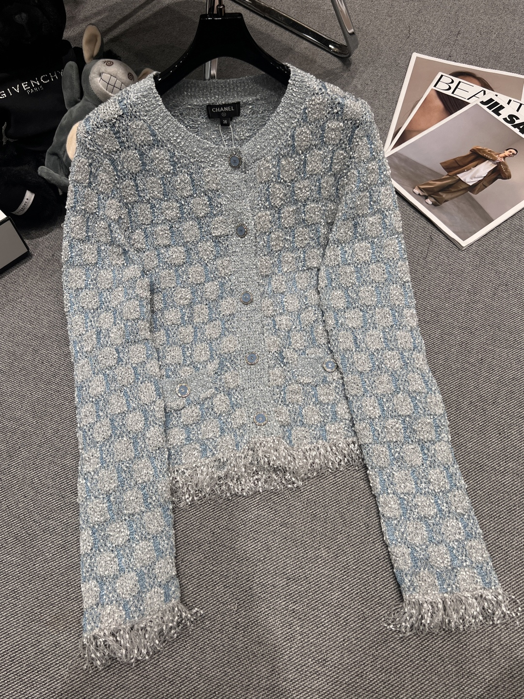 NO:694931,——CHANE*——2026 new early spring knitted cardigan, exclusive version, soft knitted fabric, bright thread tassel design is super textured, round neck long sleeves + metal buckles, full tassel details on the cuffs and hem, elegant and fashionable, slim fit and elegant. The upper body is very super good-looking SML,,chanel,19860909——CHANE*——2026早春新款针织开衫,独家开版,针织面料柔软 亮线流苏设计超有质感,圆领长袖+金属扣,袖口和下摆流苏细节满满,优雅又时髦,修身显气质.上身非常超级好看SML,,chanel,,Women's clothing