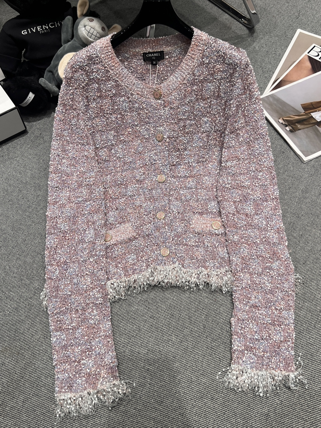 NO:694919,——CHANE*——2026 new early spring knitted cardigan, exclusive version, soft knitted fabric, bright thread tassel design is super textured, round neck long sleeves + metal buckles, full tassel details on the cuffs and hem, elegant and fashionable, slim fit and elegant. The upper body is very super good-looking SML,,chanel,19860909——CHANE*——2026早春新款针织开衫,独家开版,针织面料柔软 亮线流苏设计超有质感,圆领长袖+金属扣,袖口和下摆流苏细节满满,优雅又时髦,修身显气质.上身非常超级好看SML,,chanel,,Women's clothing