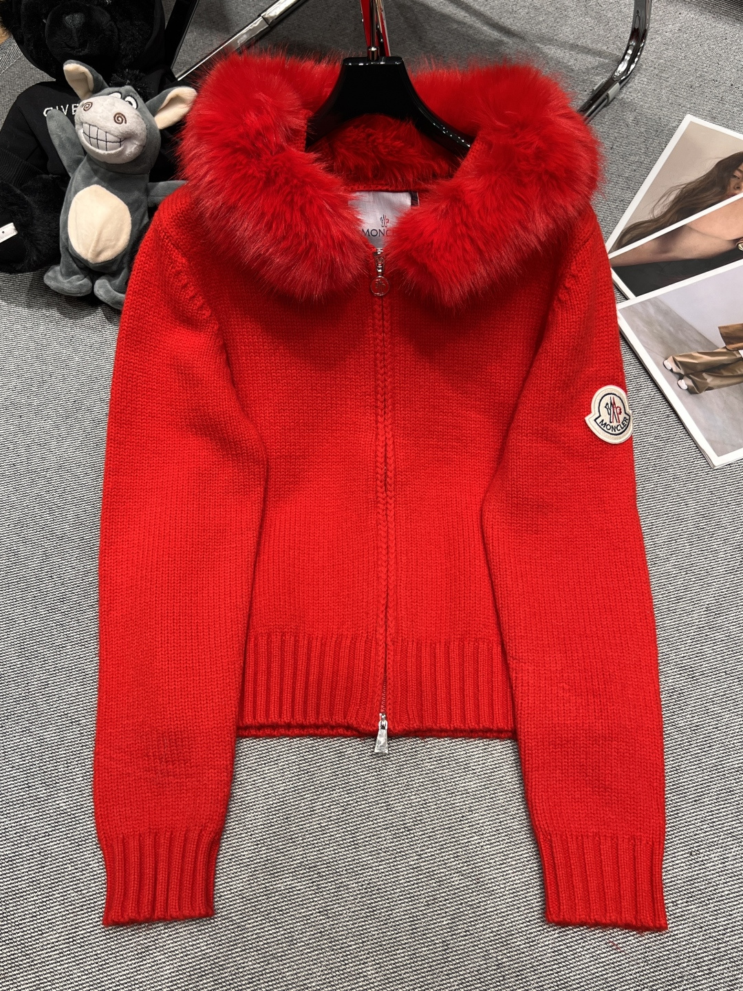 NO:694948,——MONCLE *——2025 autumn and winter new knitted cardigan, using thickened knitted texture, furry hat design is super atmospheric, cuff brand design, full of details, easy to create gentle and fashionable, SML,,hats,19860909——MONCLE *——2025秋冬新款针织开衫,采用加厚针织质感,毛毛帽子设计超有氛围感,袖口品牌设计,细节感拉满,轻松打造温柔时髦,SML,,hats,,Women's clothing