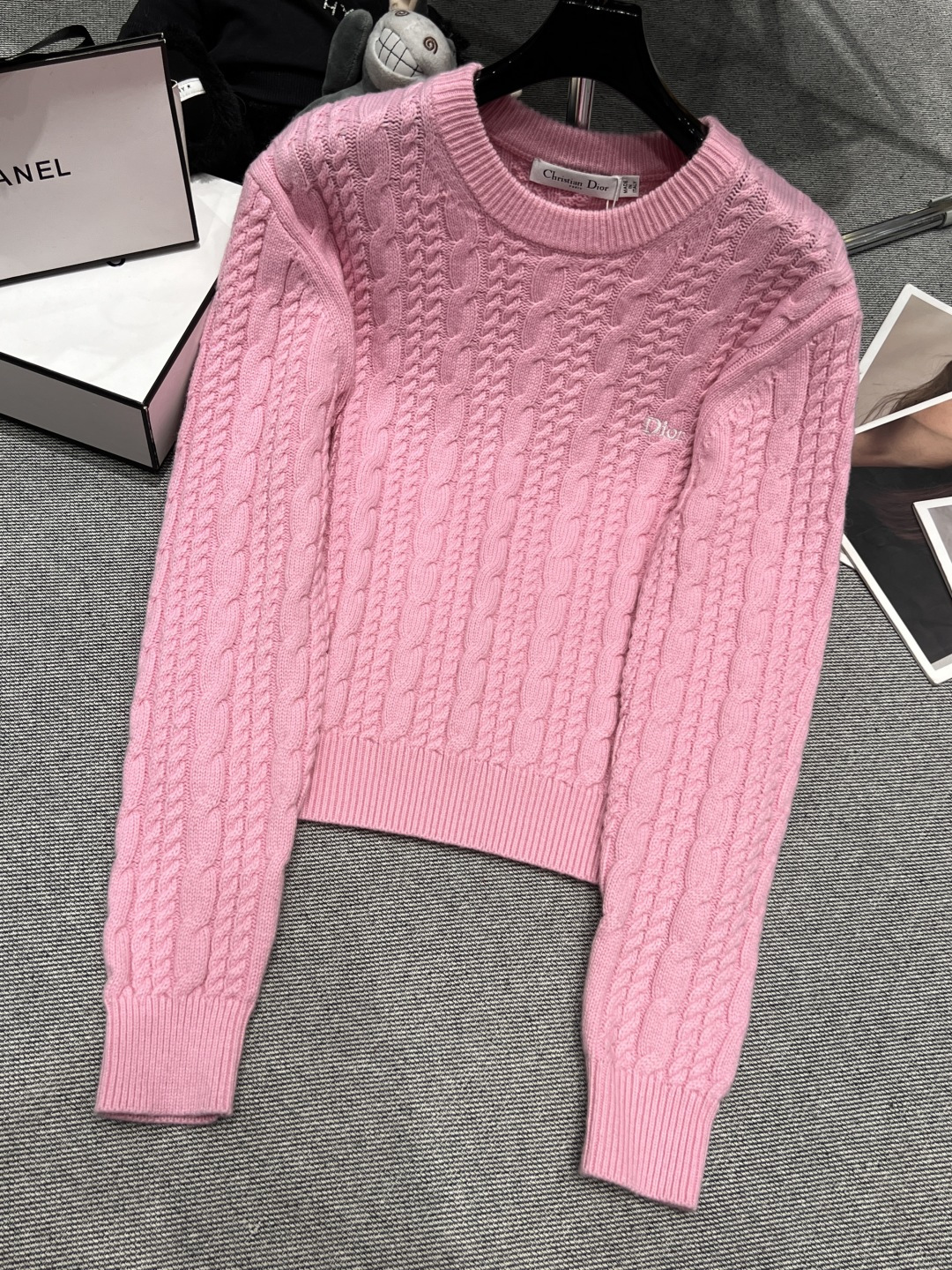 NO:694943,——Dio*——2026 Early Spring Twist Knitted Top, the classic elements are made of soft knitted fabric, retro round neck + twist texture, full of three-dimensionality, easy to control for daily commuting and leisure, comfortable and generous upper body, SML,, dior,19860909——Dio*——2026早春麻花针织上衣,经典元素采用柔软针织面料,复古圆领+麻花纹理,立体感满满,日常通勤,休闲都能轻松驾驭,上身舒适大方,SML,,dior,,Women's clothing