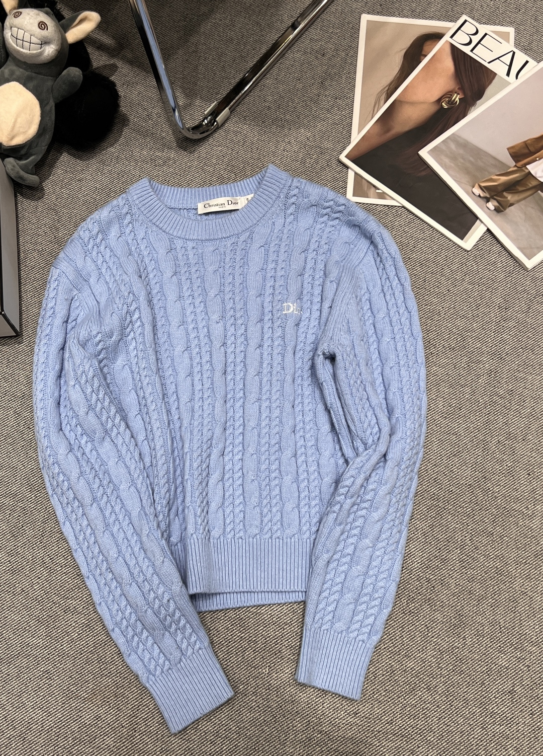 NO:694937,——Dio*——2026 Early Spring Twist Knitted Top, the classic elements are made of soft knitted fabric, retro round neck + twist texture, full of three-dimensionality, easy to control for daily commuting and leisure, comfortable and generous upper body, SML,, dior,19860909——Dio*——2026早春麻花针织上衣,经典元素采用柔软针织面料,复古圆领+麻花纹理,立体感满满,日常通勤,休闲都能轻松驾驭,上身舒适大方,SML,,dior,,Women's clothing