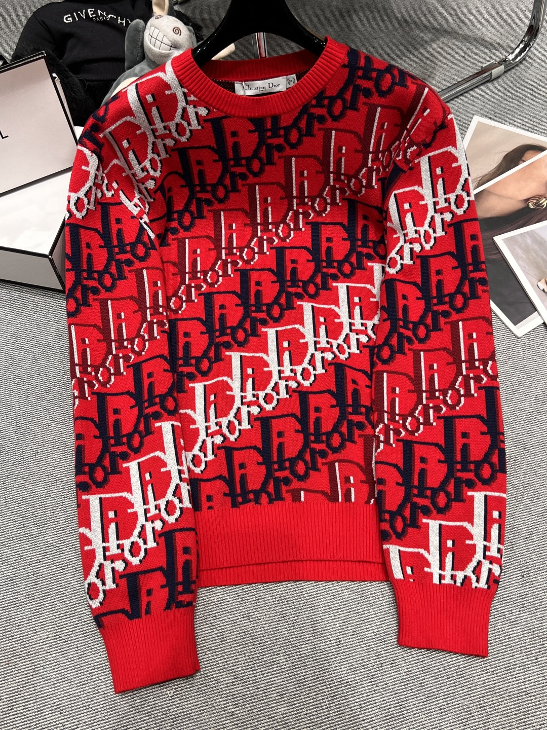 NO:694938,——Dio*——2026 Early Spring Knitted Top Soft knitted fabric, classic Obliqun pattern + red and black color scheme, highly recognizable brand, high-quality knitted fabric, elastic and comfortable, loose fit, easy to control for daily leisure or holidays, SML,, dior,19860909——Dio*——2026早春针织上衣柔软针织面料,经典Obliqun图案+红黑配色,品牌辨识度超高,高品质针织面料,弹性好又舒适,版型宽松,日常休闲或节假日都能轻松驾驭,SML,,dior,,Women's clothing