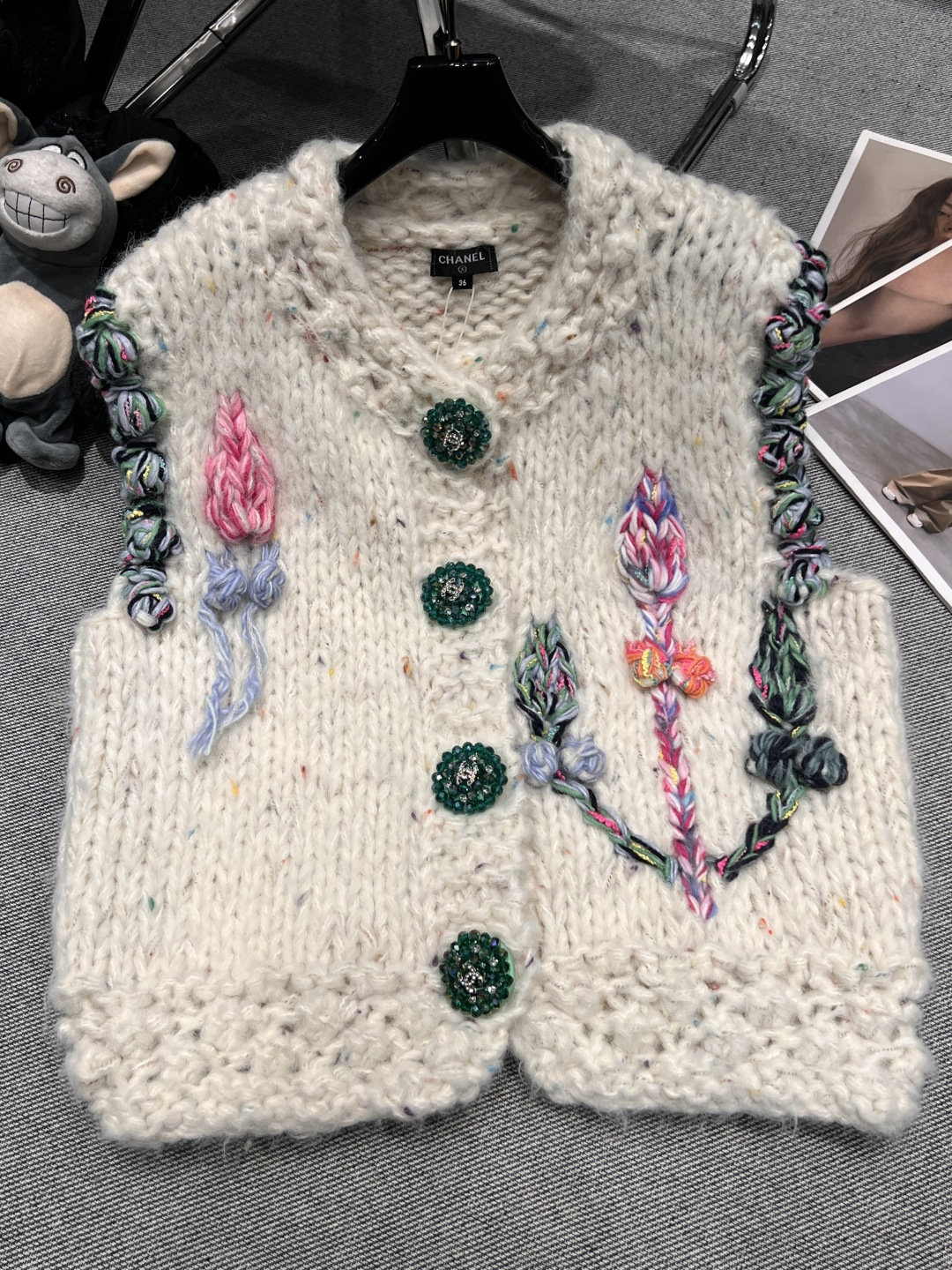 NO:694917,——CHANE*——2026 early spring new small fragrant style knitted vest, exclusive version, sleeveless design + three-dimensional crochet, contrasting embroidery thread embellishment, full of artistic green diamond buttons, super gold-absorbing, cuff flower texture details, full of handmade texture, SML,,chanel,19860909——CHANE*——2026早春新款小香风针织马甲,独家开版,无袖设计+立体钩花,撞色绣线点缀艺术感满满绿色闪钻钮扣超吸金,袖口花朵纹理细节精致,手工质感十足,SML,,chanel,,Women's clothing