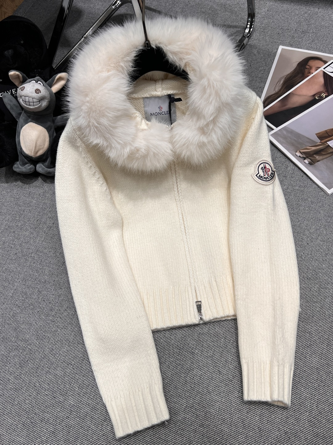 NO:694946,——MONCLE *——2025 autumn and winter new knitted cardigan, using thickened knitted texture, furry hat design is super atmospheric, cuff brand design, full of details, easy to create gentle and fashionable, SML,,hats,19860909——MONCLE *——2025秋冬新款针织开衫,采用加厚针织质感,毛毛帽子设计超有氛围感,袖口品牌设计,细节感拉满,轻松打造温柔时髦,SML,,hats,,Women's clothing