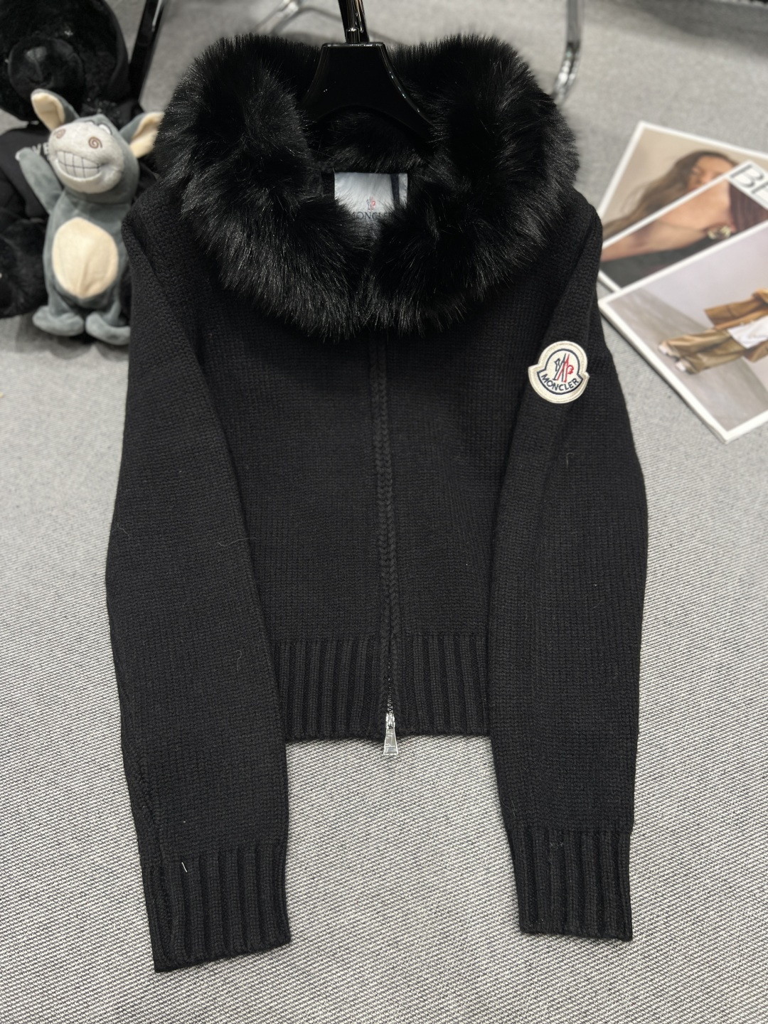 NO:694960,——MONCLE *——2025 autumn and winter new knitted cardigan, using thickened knitted texture, furry hat design is super atmospheric, cuff brand design, full of details, easy to create gentle and fashionable, SML,,hats,19860909——MONCLE *——2025秋冬新款针织开衫,采用加厚针织质感,毛毛帽子设计超有氛围感,袖口品牌设计,细节感拉满,轻松打造温柔时髦,SML,,hats,,Women's clothing