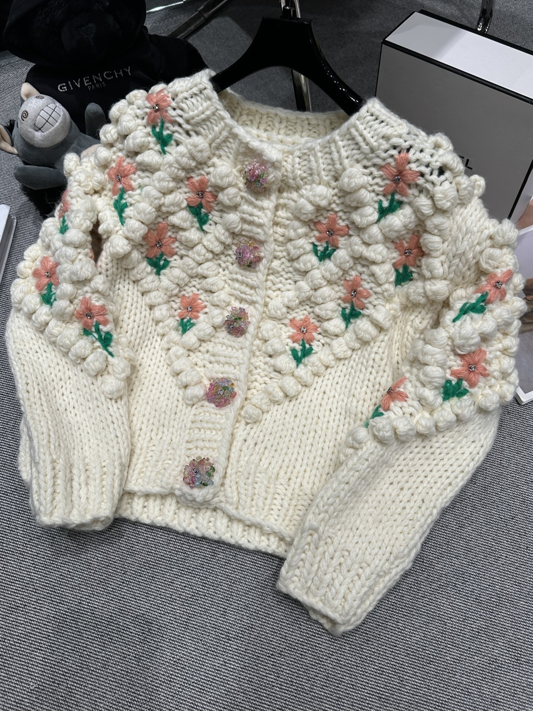 NO:695447,——CHANE*——2026 new early spring knitted cardigan, using thick stick stitch technology, soft wool blending, milky white main tone, embellished with three-dimensional flowers and fur balls, retro and sweet, hand-woven groove flowers with green branches and leaves, full of details, full of heavy workmanship, the upper body is very gentle and beautiful SML,,chanel,19860909——CHANE*——2026早春新款针织开衫,采用粗棒针工艺,柔软羊毛混纺,奶白色主调,点缀立体花朵和毛球,复古又甜美,手工沟织花朵配绿色枝叶,细节满满,重工感十足,上身非常温柔好看SML,,chanel,,Women's clothing