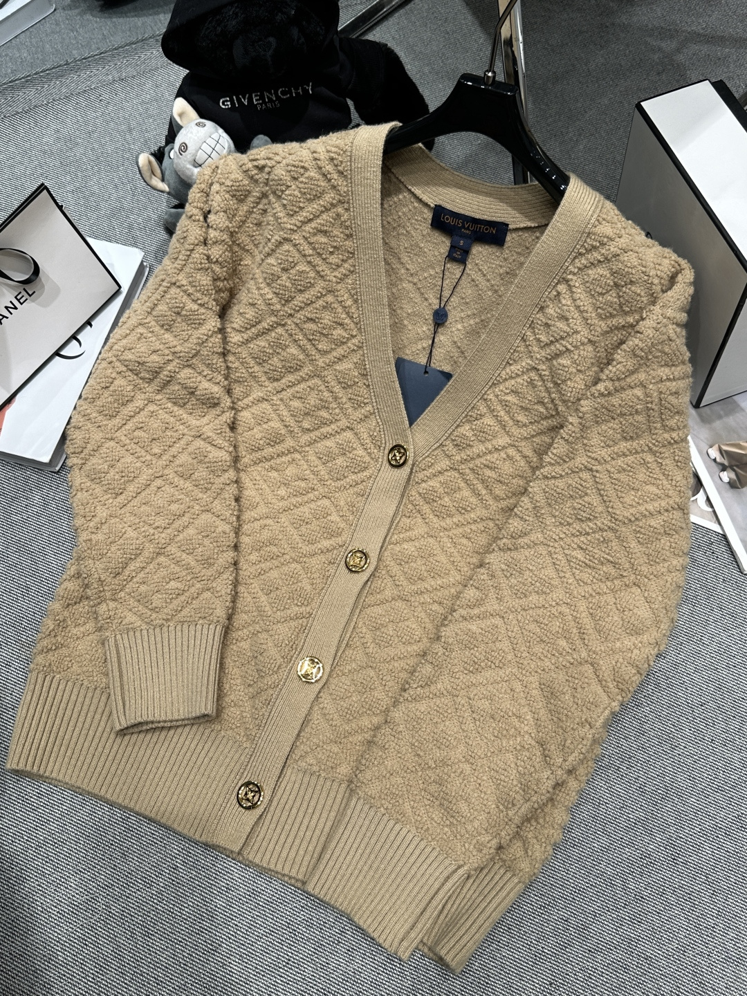 NO:695440,——LV—— 2026 new early spring wool knitted cardigan, on sale on the official website, made of wool and cashmere blend, V-neck metal button design, full of artistic details!  The camel color is versatile, the brand is highly recognizable, and it is also very eye-catching for daily wear. SML,, louis vuitton,19860909——LV——2026早春新款羊毛针织开衫,官网在售,采用羊毛羊绒混纺,V领金属钮扣设计,艺细节感满满！驼色百搭,品牌辨识度超高,日常穿搭也很亮眼.SML,,louis vuitton,,Women's clothing