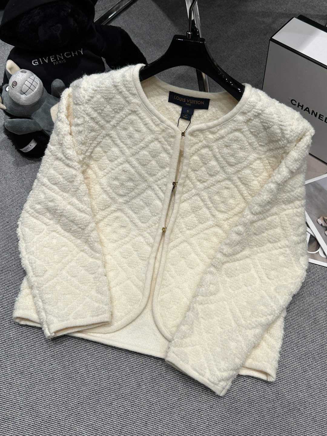 NO:695490,——LV——2026 new early spring wool knitted cardigan, made of soft wool and cashmere blend, collarless round neck metal button design, off-white color, three-dimensional Monogram embossed texture, short cut to show off the body proportions, French elegance and modern casualness, high brand recognition, and very eye-catching for daily wear. SML,, louis vuitton,19860909——LV——2026早春新款羊毛针织开衫,采用柔软羊毛羊绒混纺,无领圆领金属钮扣设计,米白色调,立体Monogram浮雕纹理,短款剪裁超显身材比例,法式优雅又现代随性,品牌辨识度超高,日常穿搭也很亮眼.SML,,louis vuitton,,Women's clothing